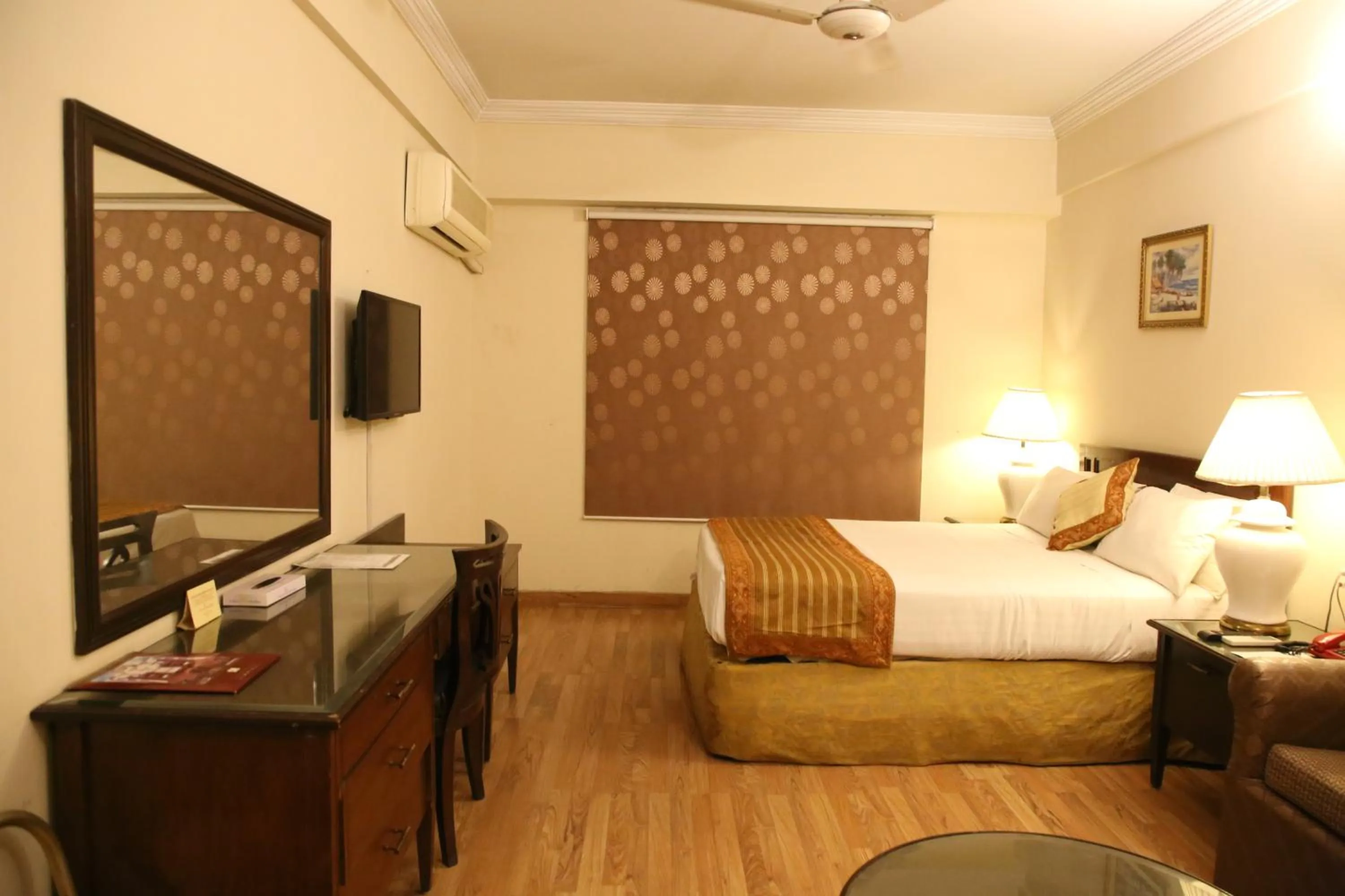 Bedroom, Bed in Carlton Tower Hotel Lahore