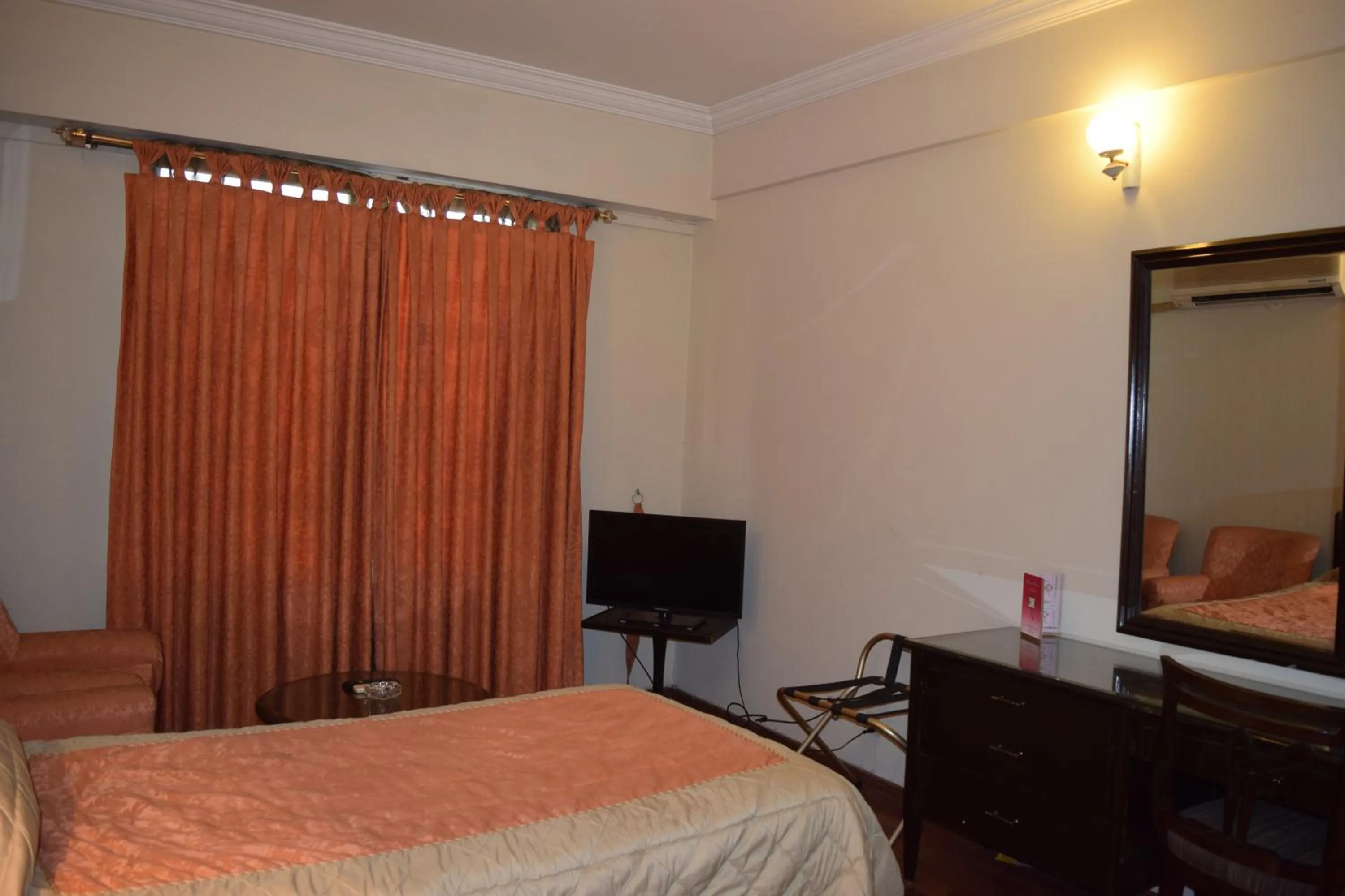 Bedroom, Bed in Carlton Tower Hotel Lahore
