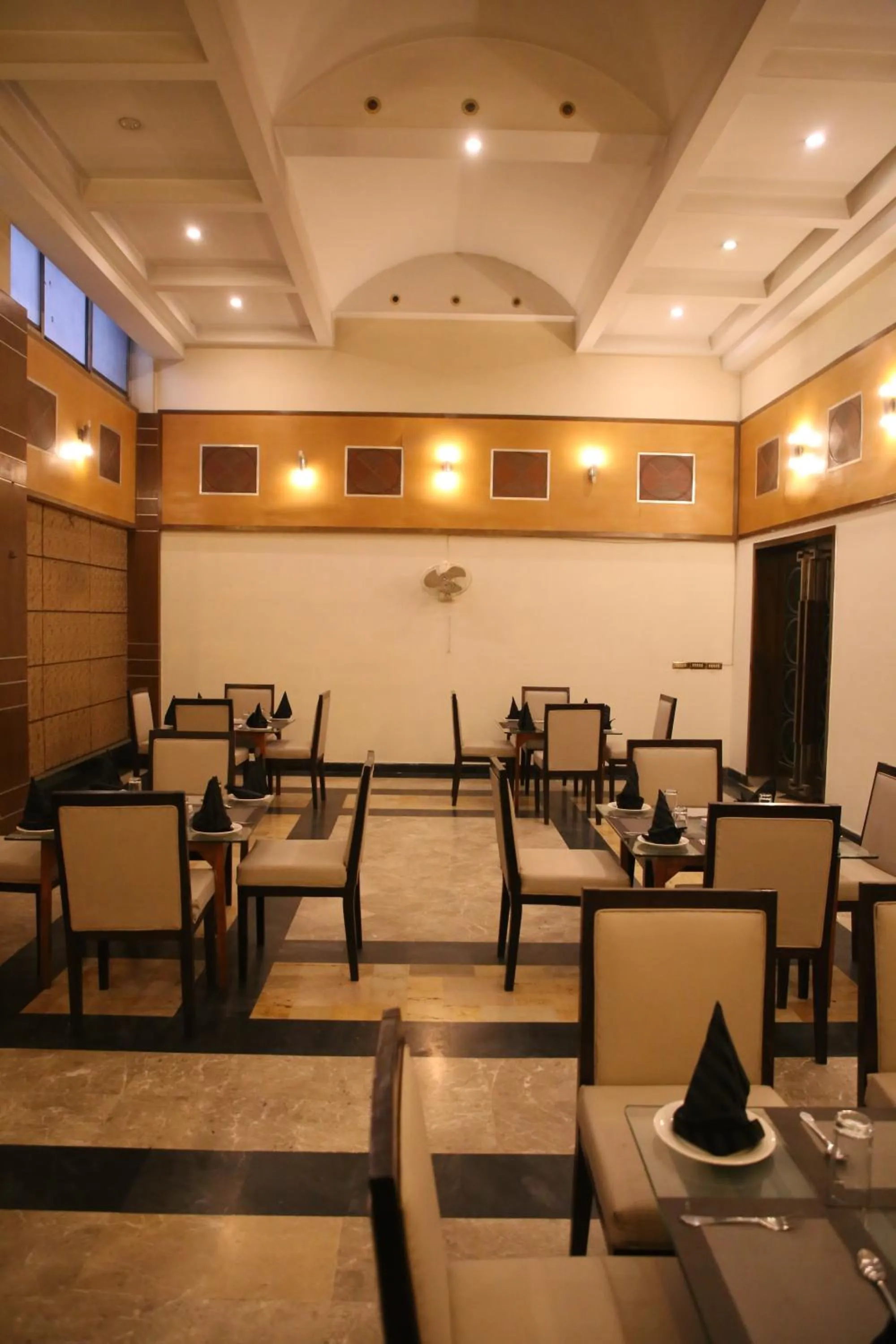 Restaurant/places to eat in Carlton Tower Hotel Lahore
