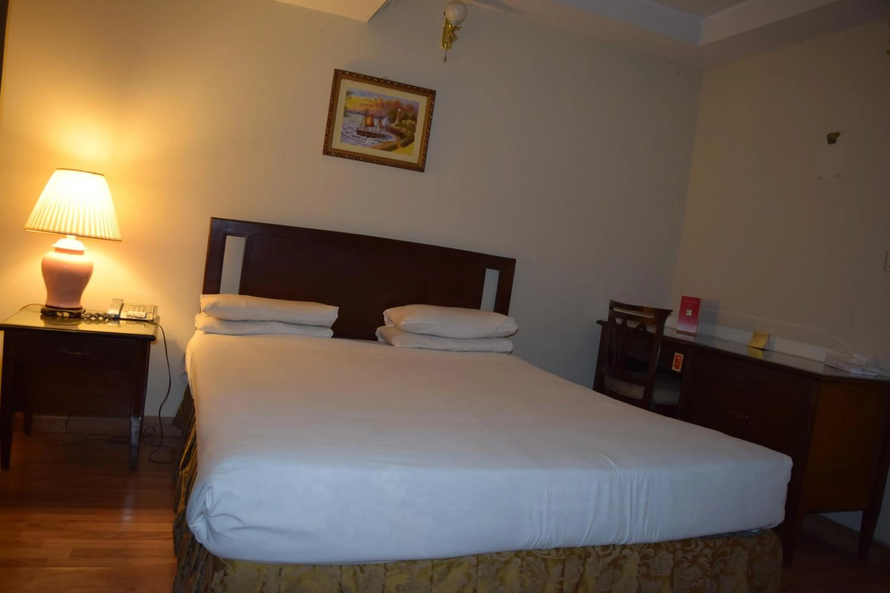 Bedroom, Bed in Carlton Tower Hotel Lahore