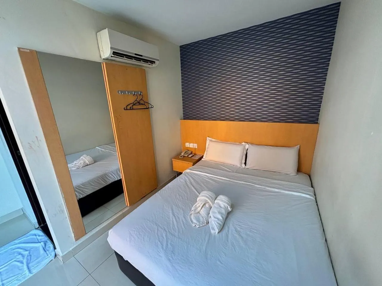 Photo of the whole room, Bed in Signature Hotel by Easy Nap