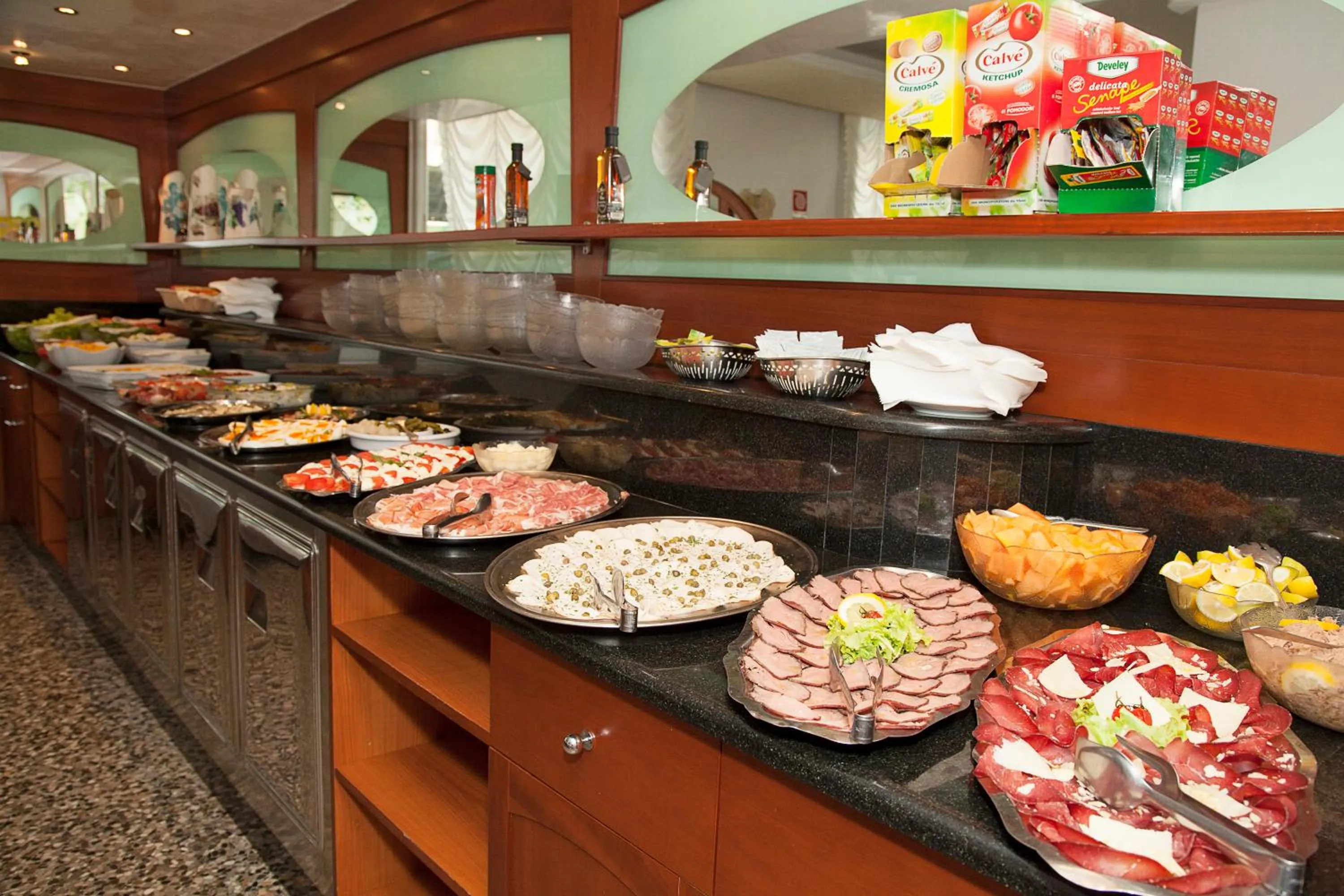 Restaurant/places to eat in Hotel Elpiro