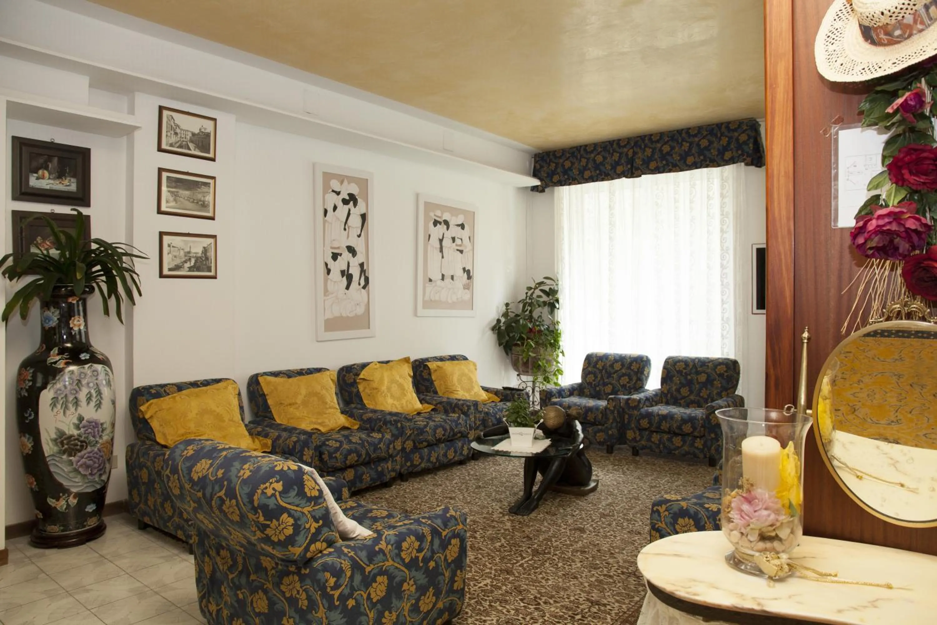 Communal lounge/ TV room in Hotel Elpiro