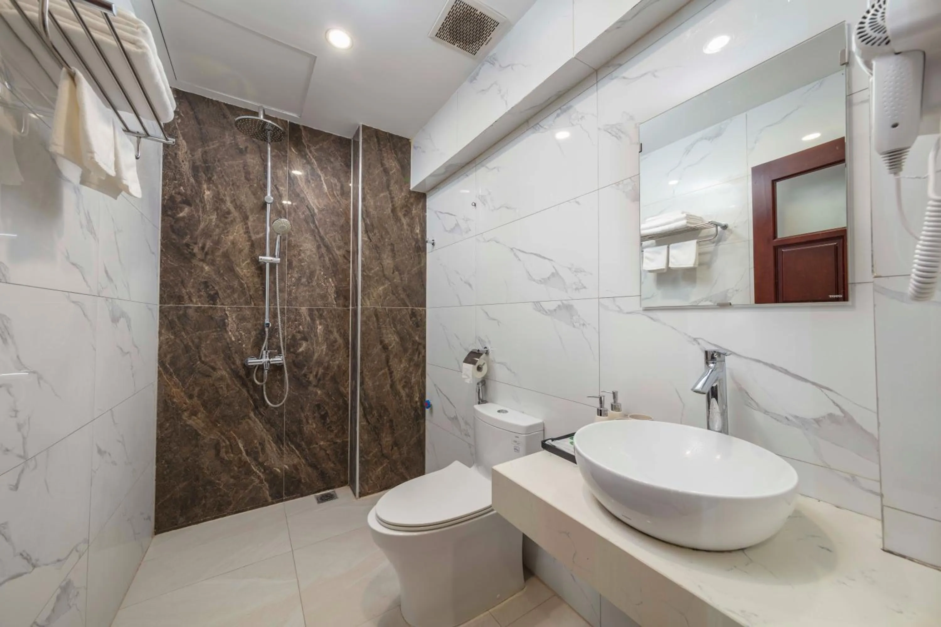 Toilet in Infinity HaNoi Hotel & Travel