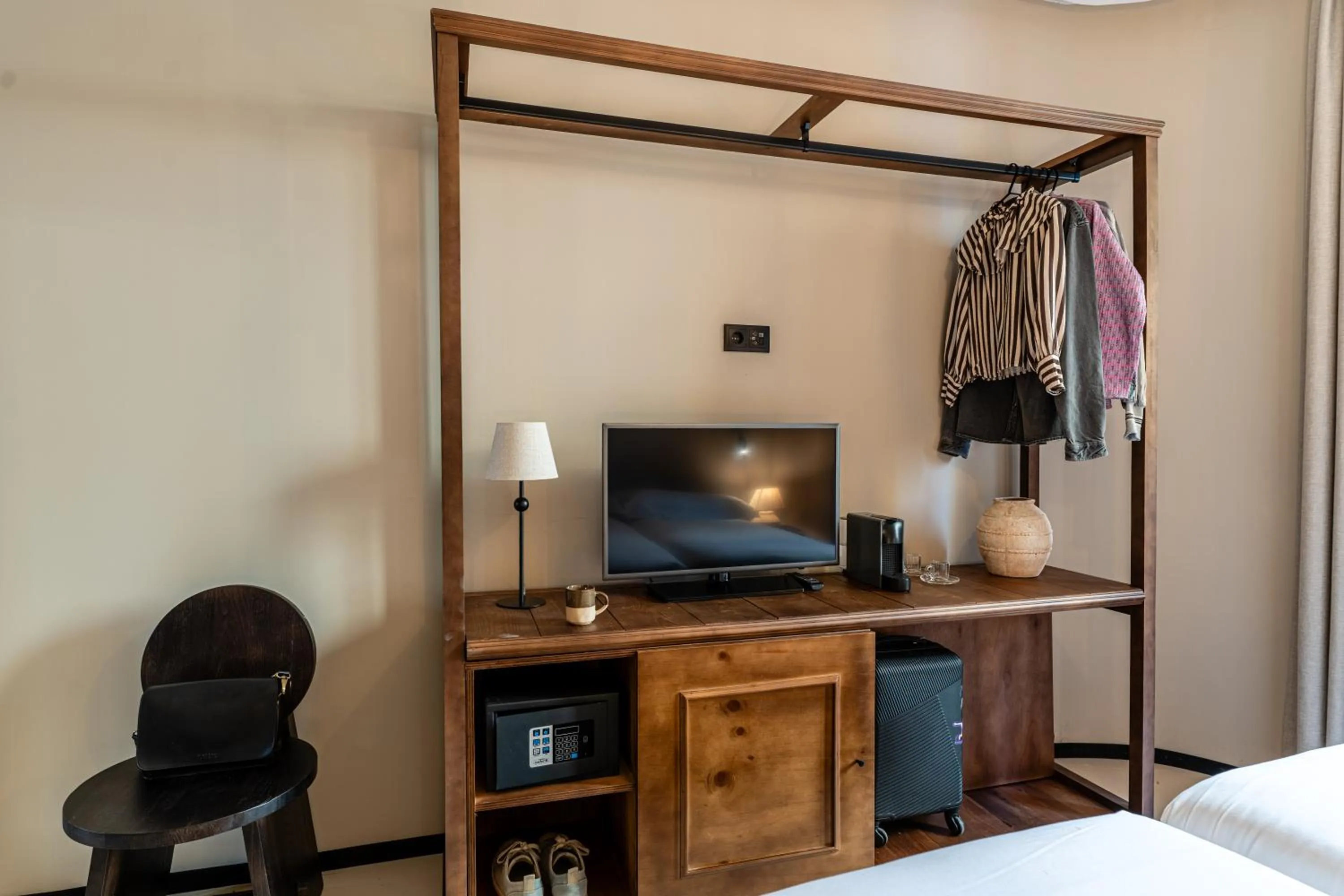 wardrobe, Bed in Casa Teva Lisboa Boutique Hotel by chic&basic