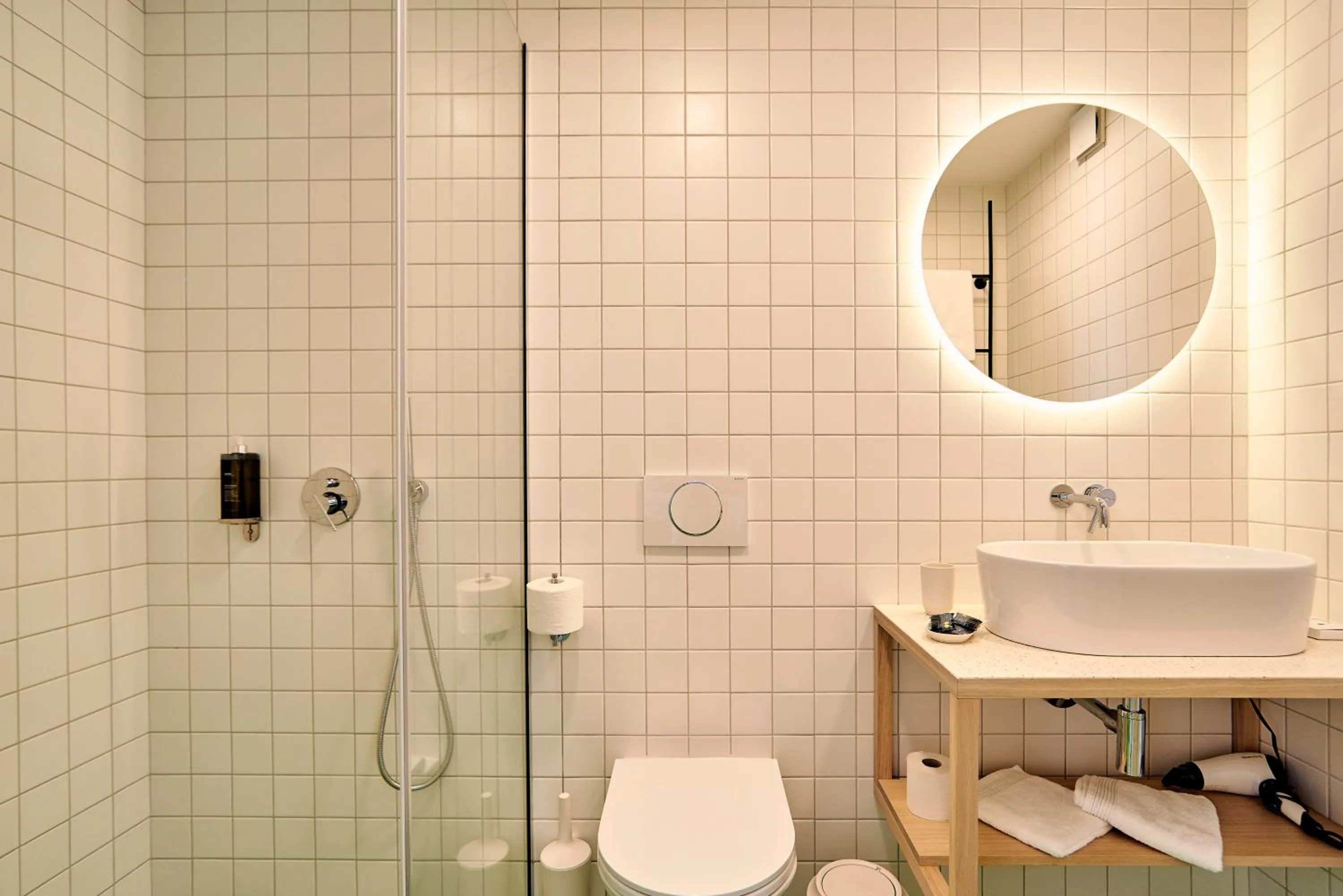 Shower in Horizon Luxury Suites & Design Rooms