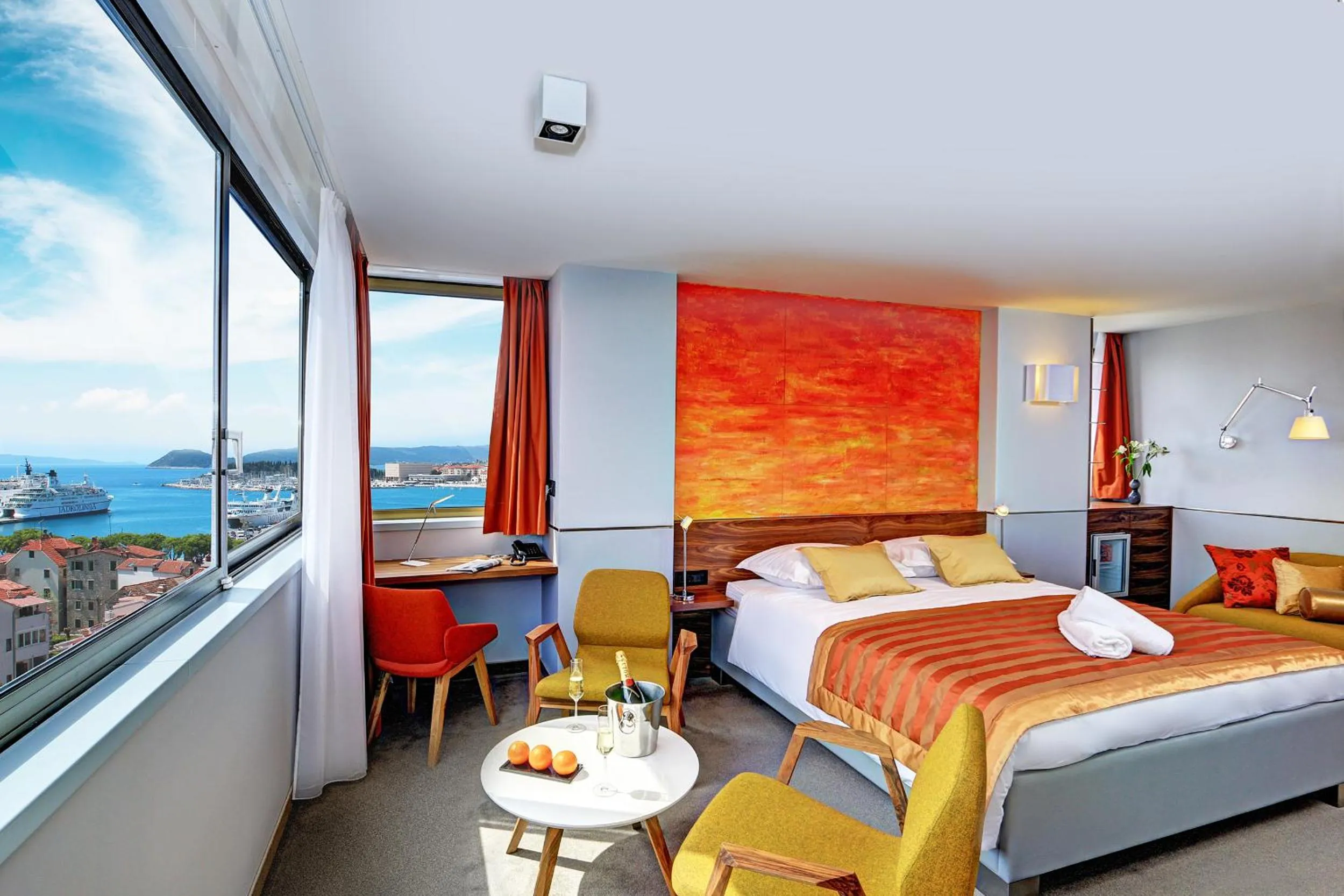 Sea view, Bed in Horizon Luxury Suites & Design Rooms
