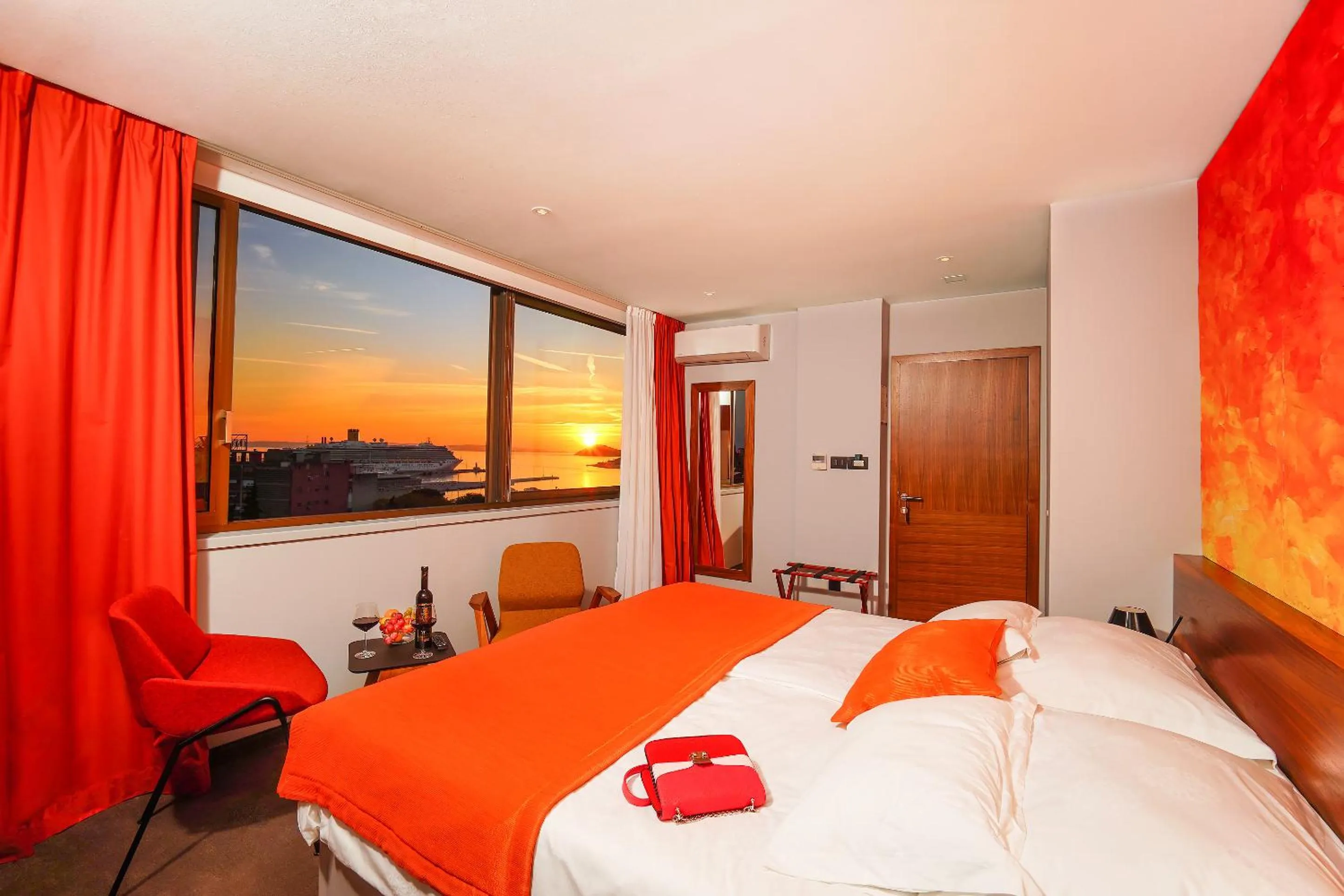 Bedroom, Bed in Horizon Luxury Suites & Design Rooms