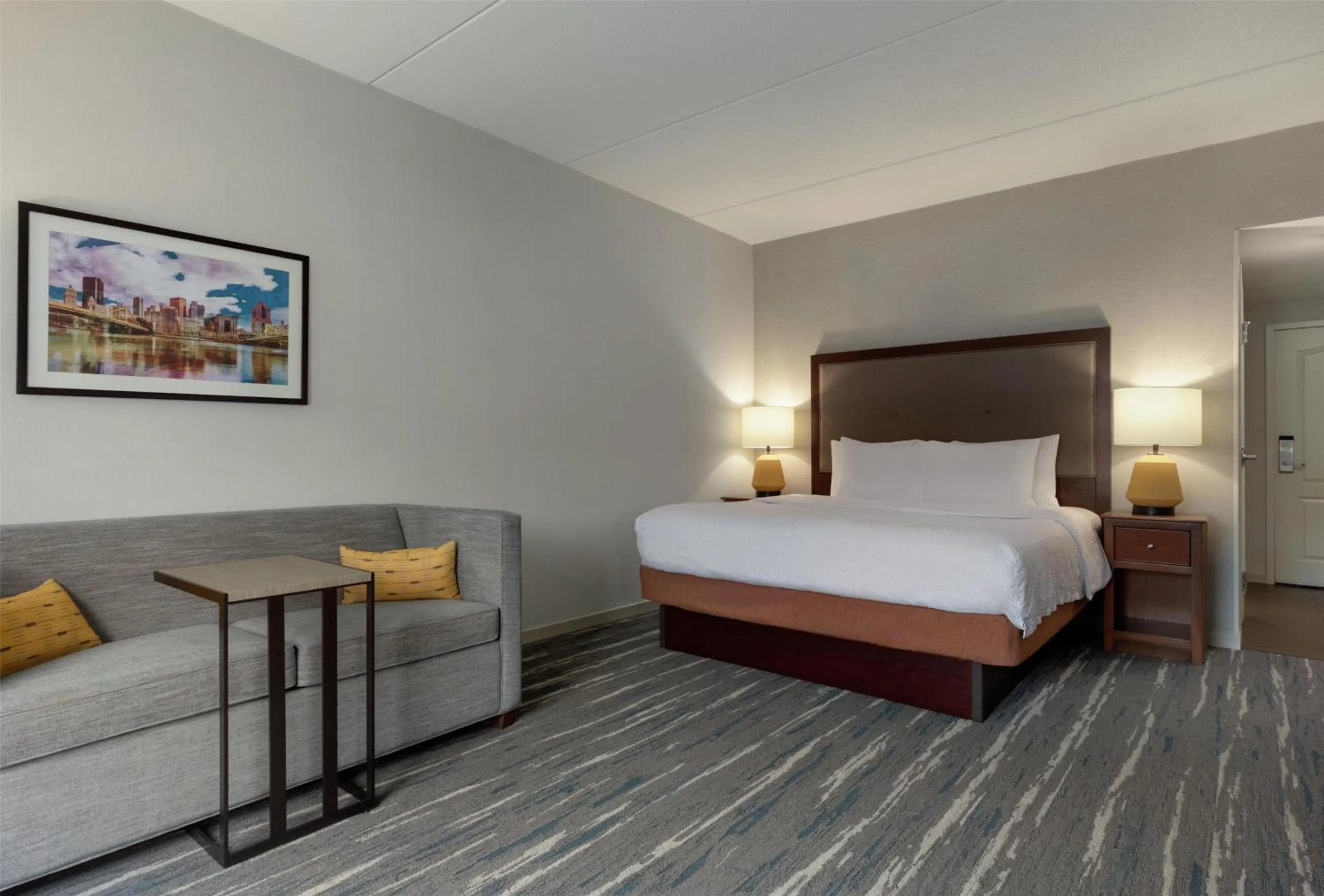Living room, Bed in Hampton Inn & Suites - Pittsburgh/Harmarville, PA