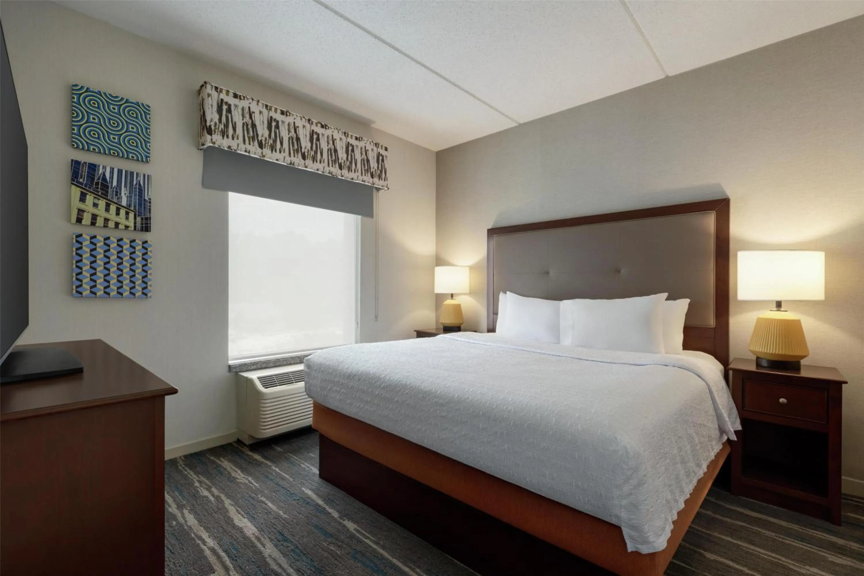 Bed in Hampton Inn & Suites - Pittsburgh/Harmarville, PA