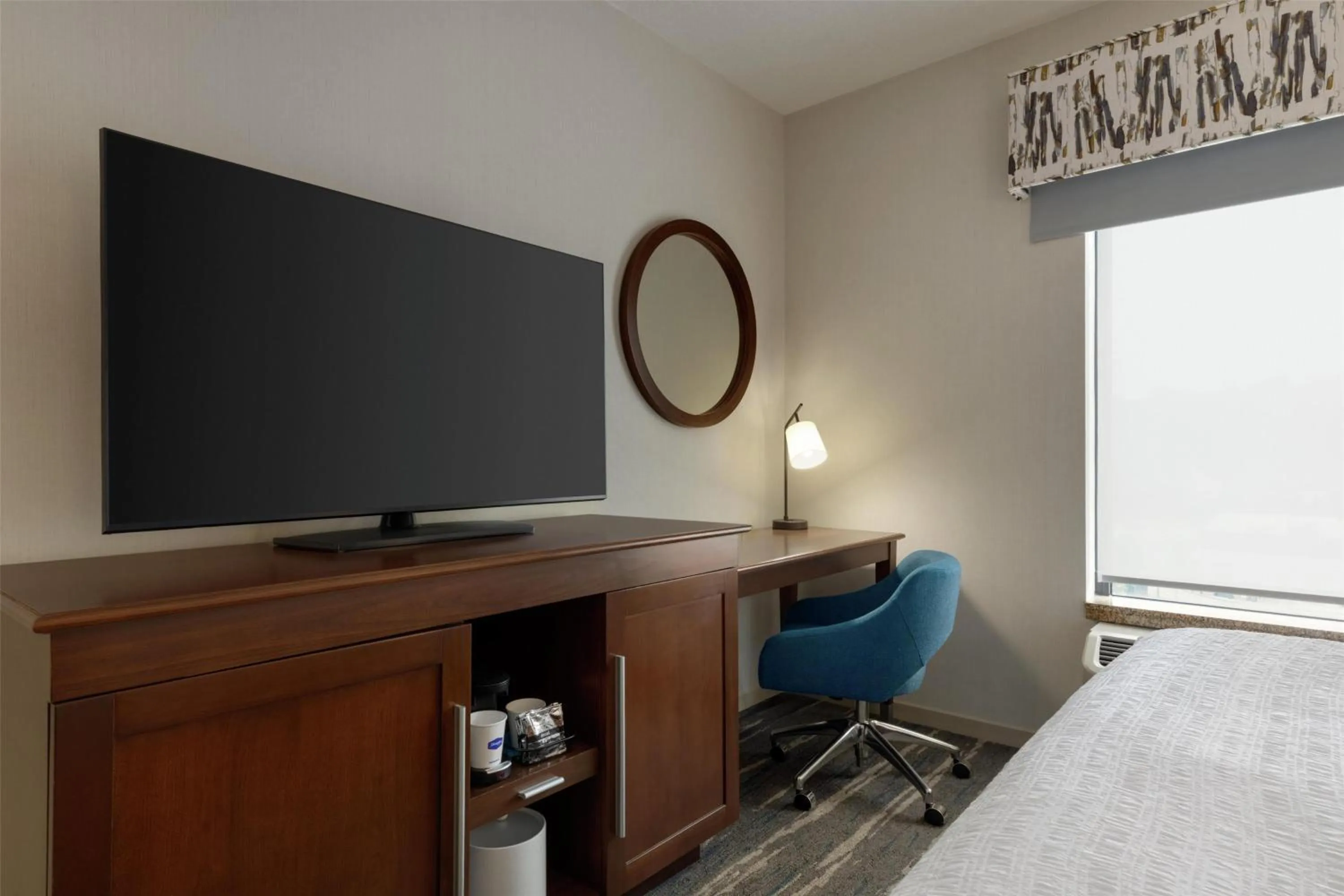 Bed in Hampton Inn & Suites - Pittsburgh/Harmarville, PA