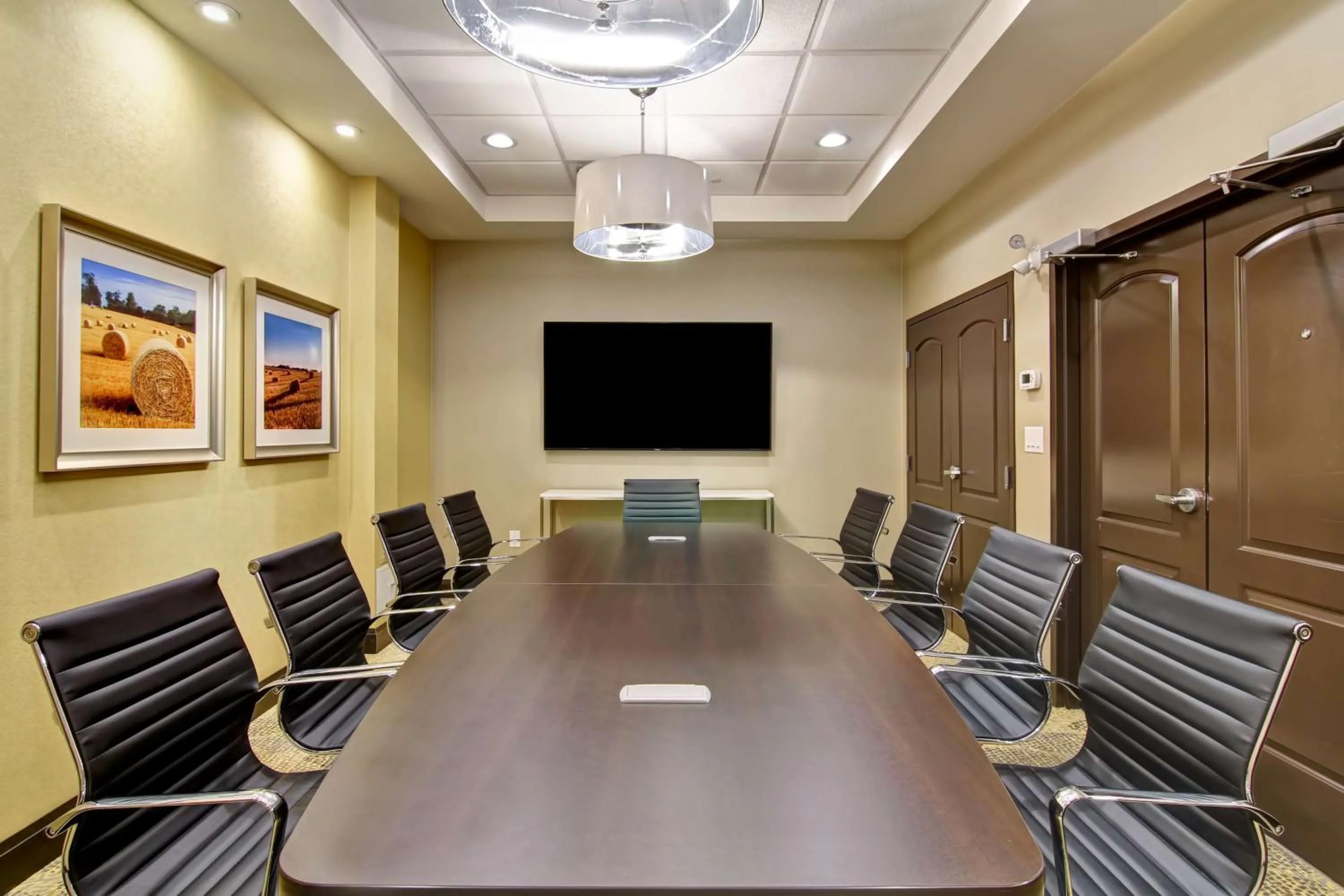 Meeting/conference room in Hampton Inn & Suites by Hilton Saskatoon Airport