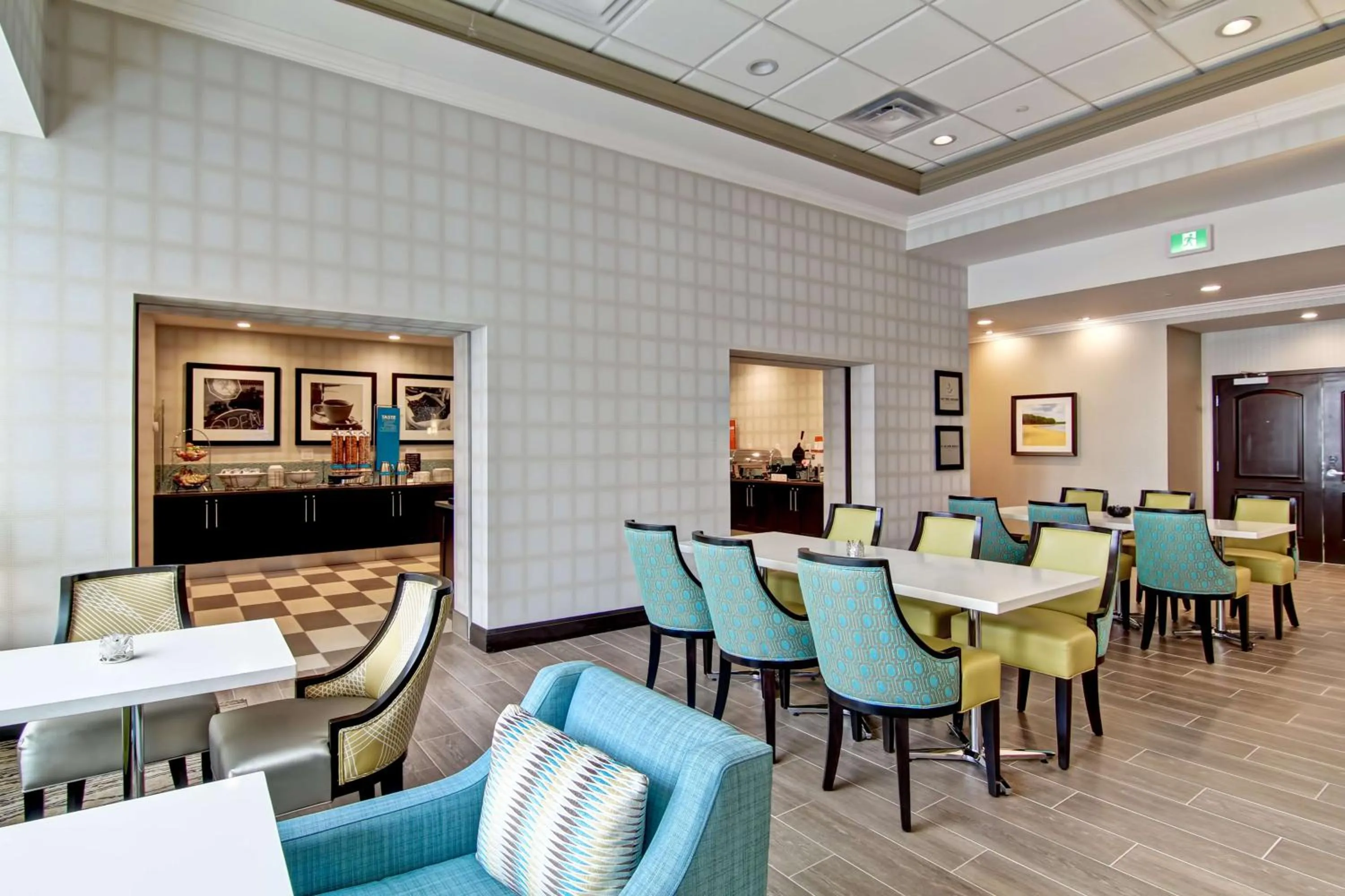 Dining area in Hampton Inn & Suites by Hilton Saskatoon Airport