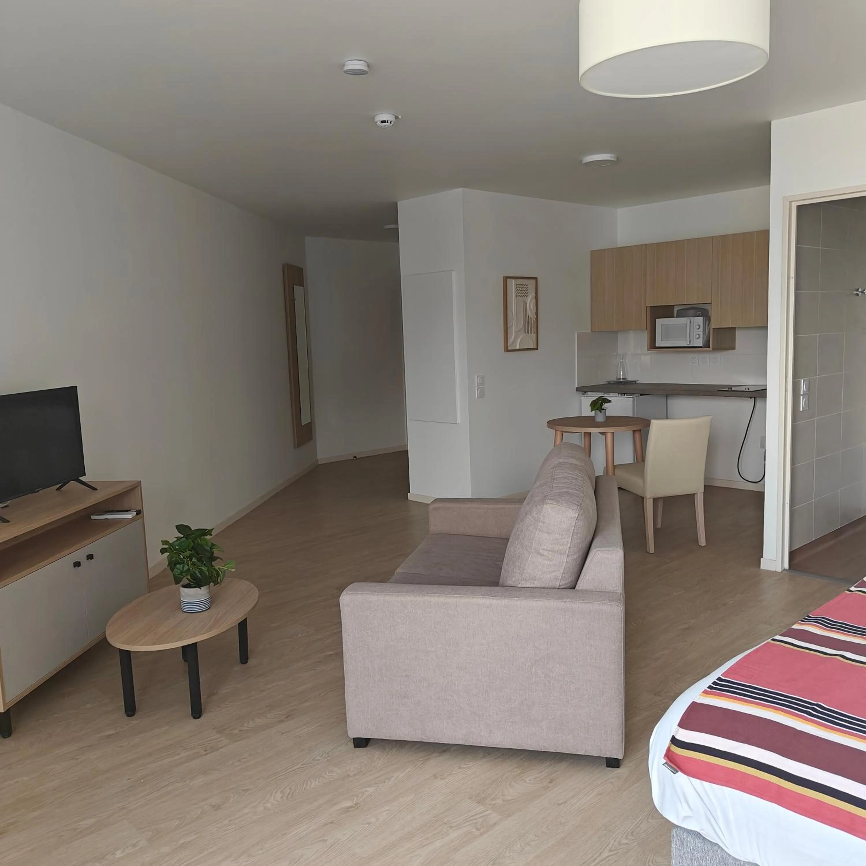 TV and multimedia, Bed in Zenao Appart'hotels Anglet