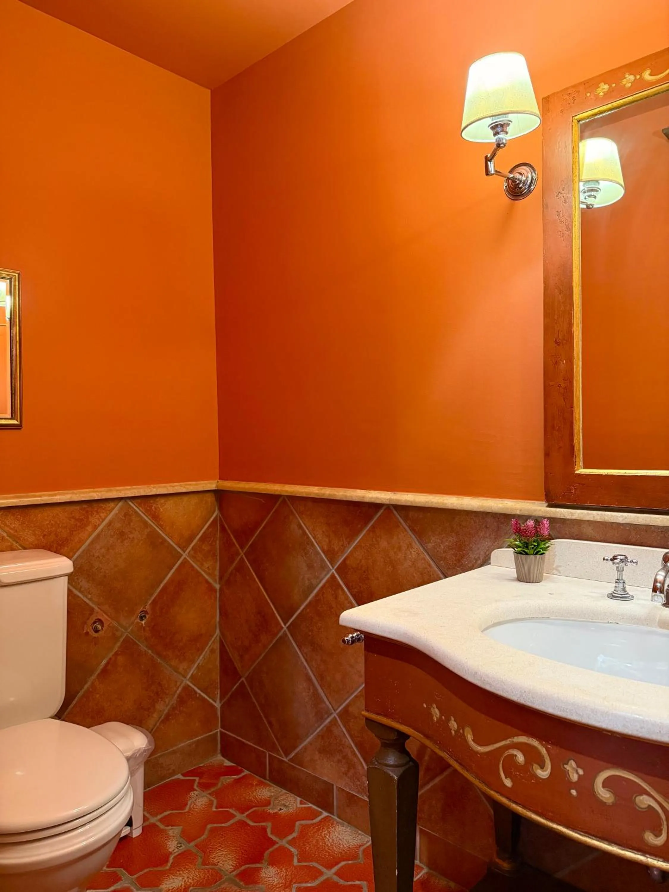 Toilet in Great Greece Le Convivial Suites