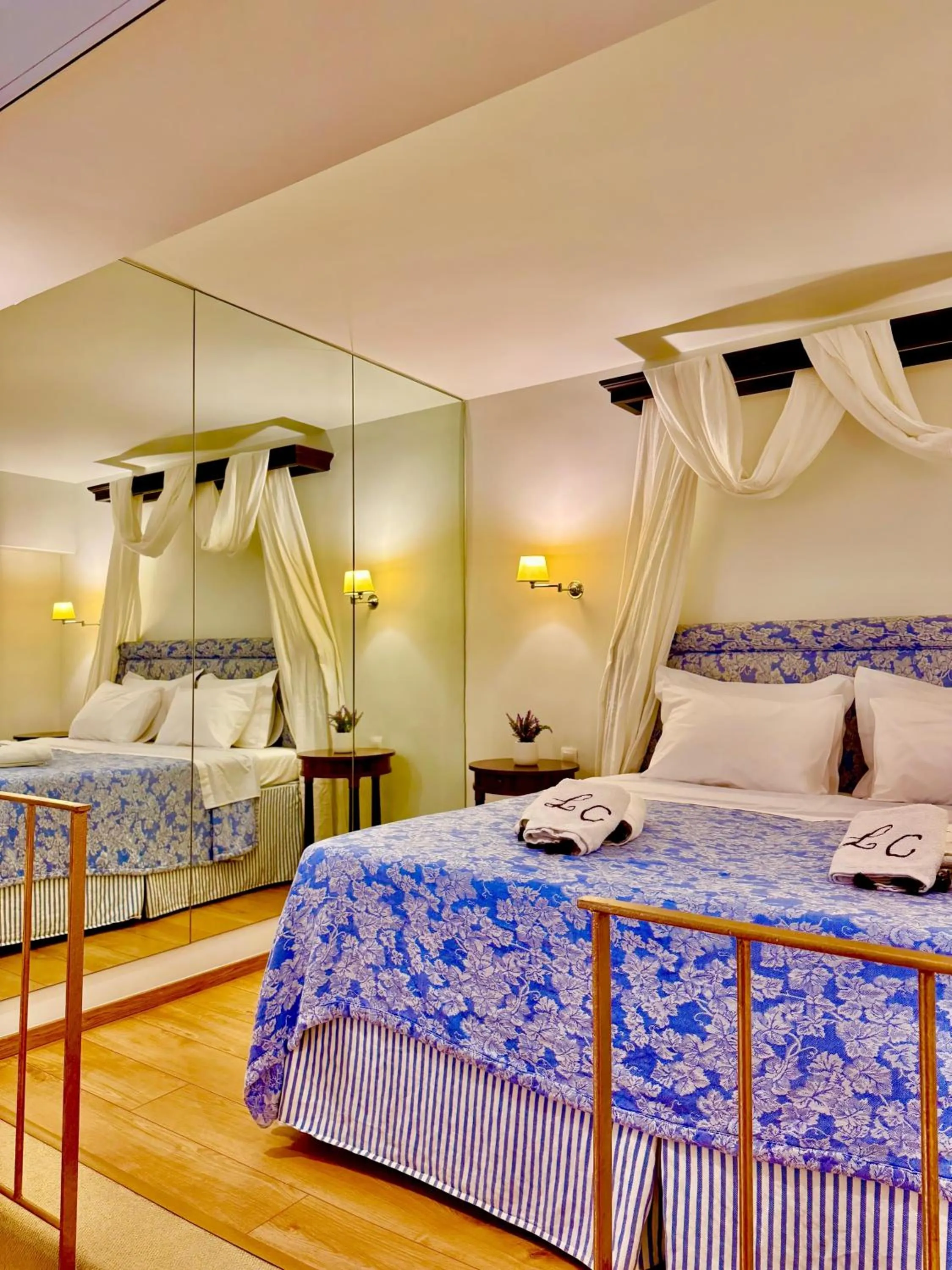 Photo of the whole room, Bed in Great Greece Le Convivial Suites
