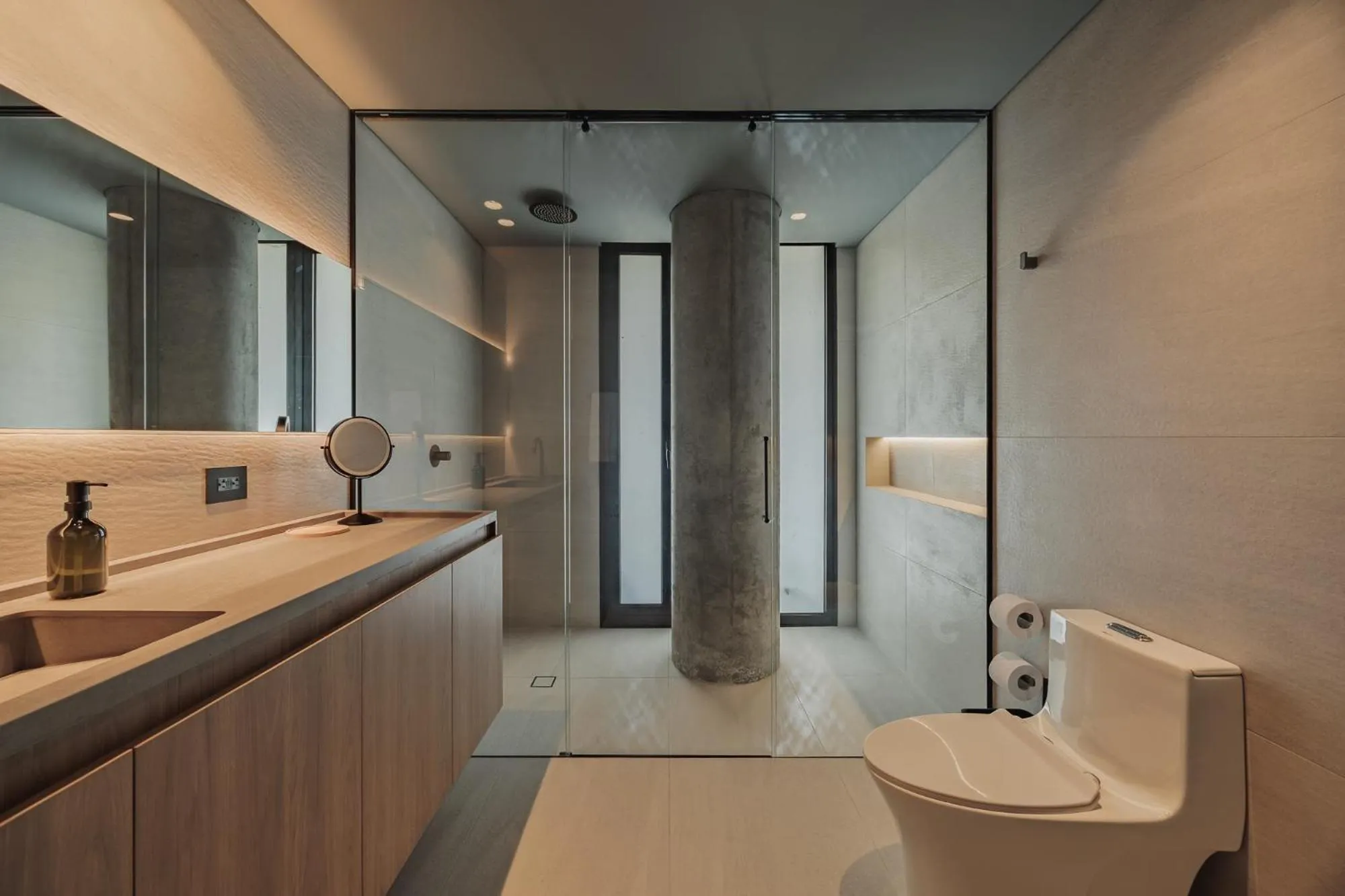 Shower in The Somos Loho Hotel