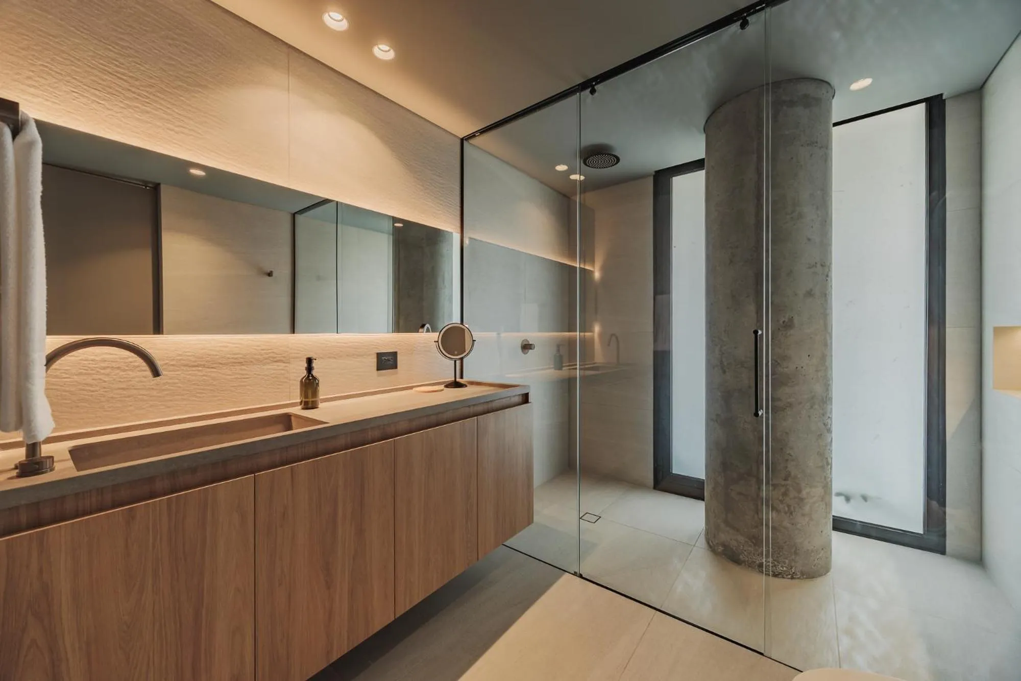 Shower in The Somos Loho Hotel