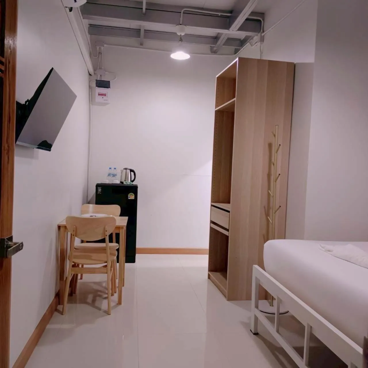 Restaurant/places to eat, Bed in Convenient Resort