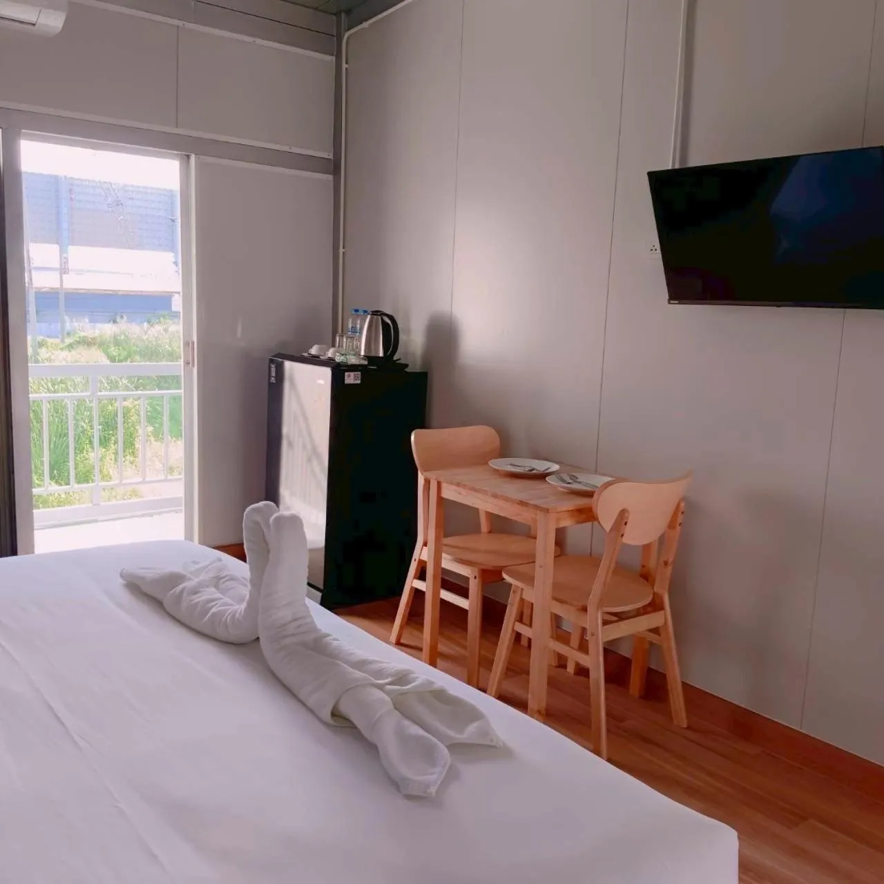 Restaurant/places to eat, Bed in Convenient Resort