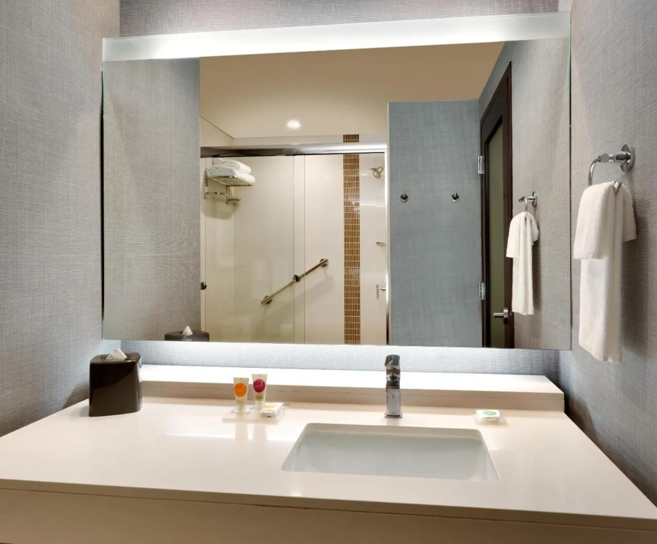 Bathroom in Hyatt Place Miami Airport East