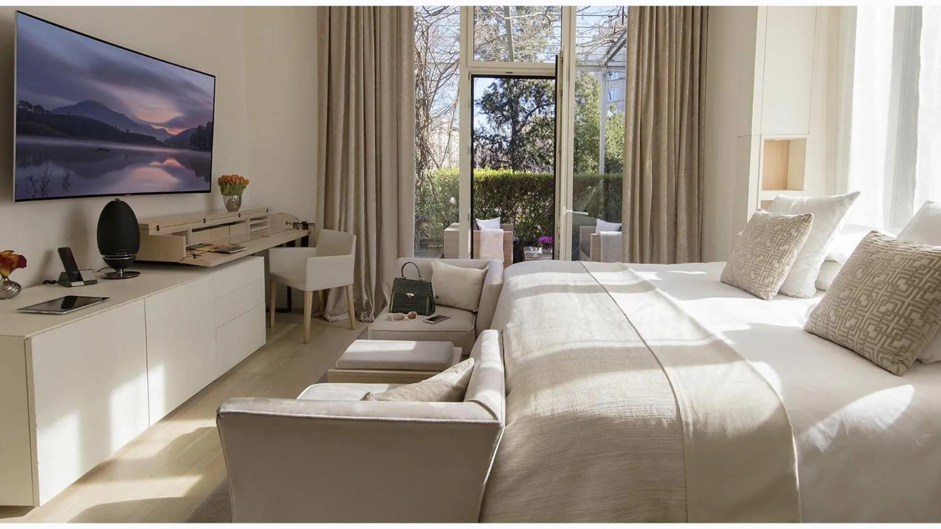 Photo of the whole room, Bed in ABaC H&R Barcelona Monument