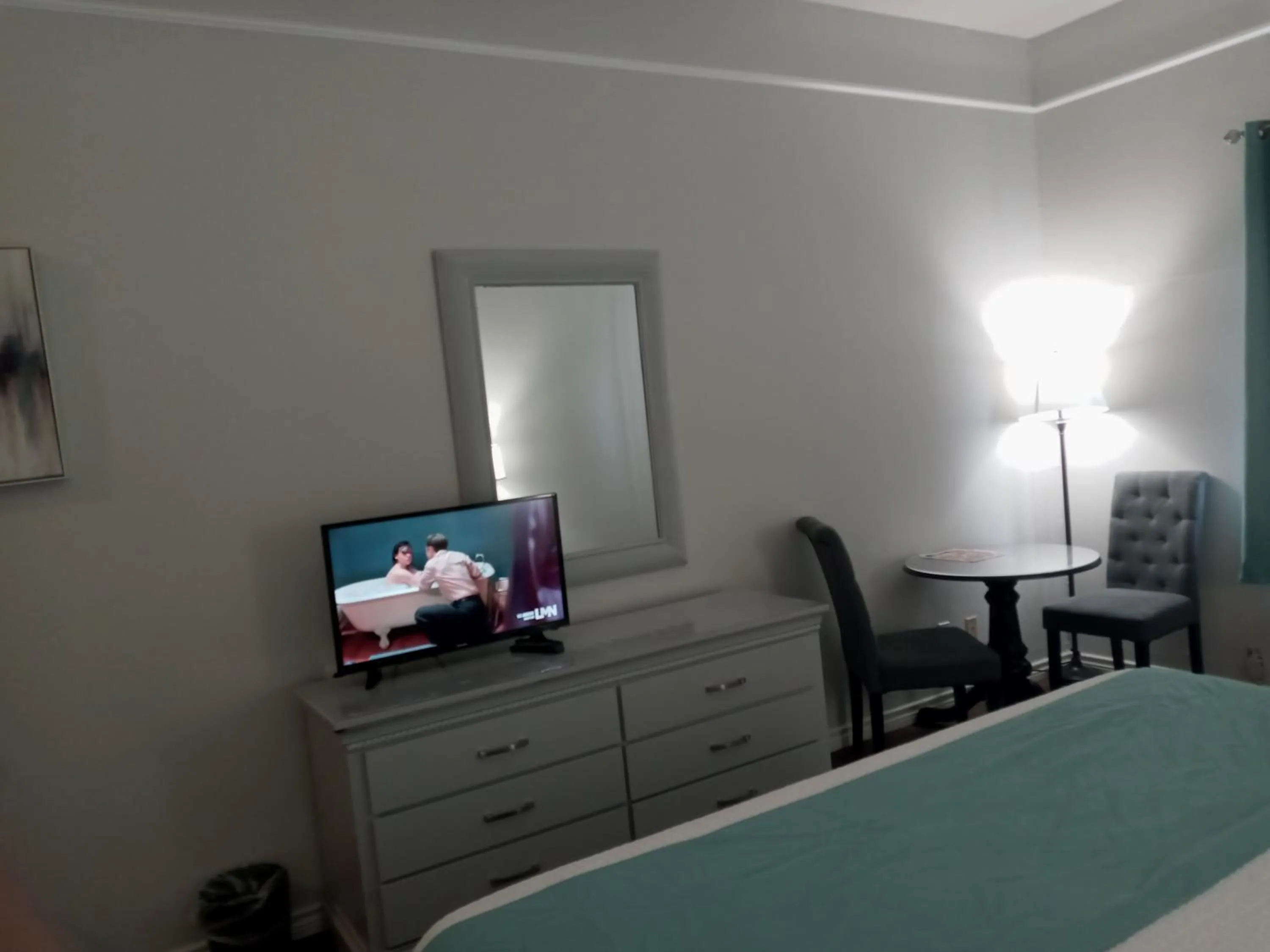 TV and multimedia, Bed in Deluxe Inn & Suites