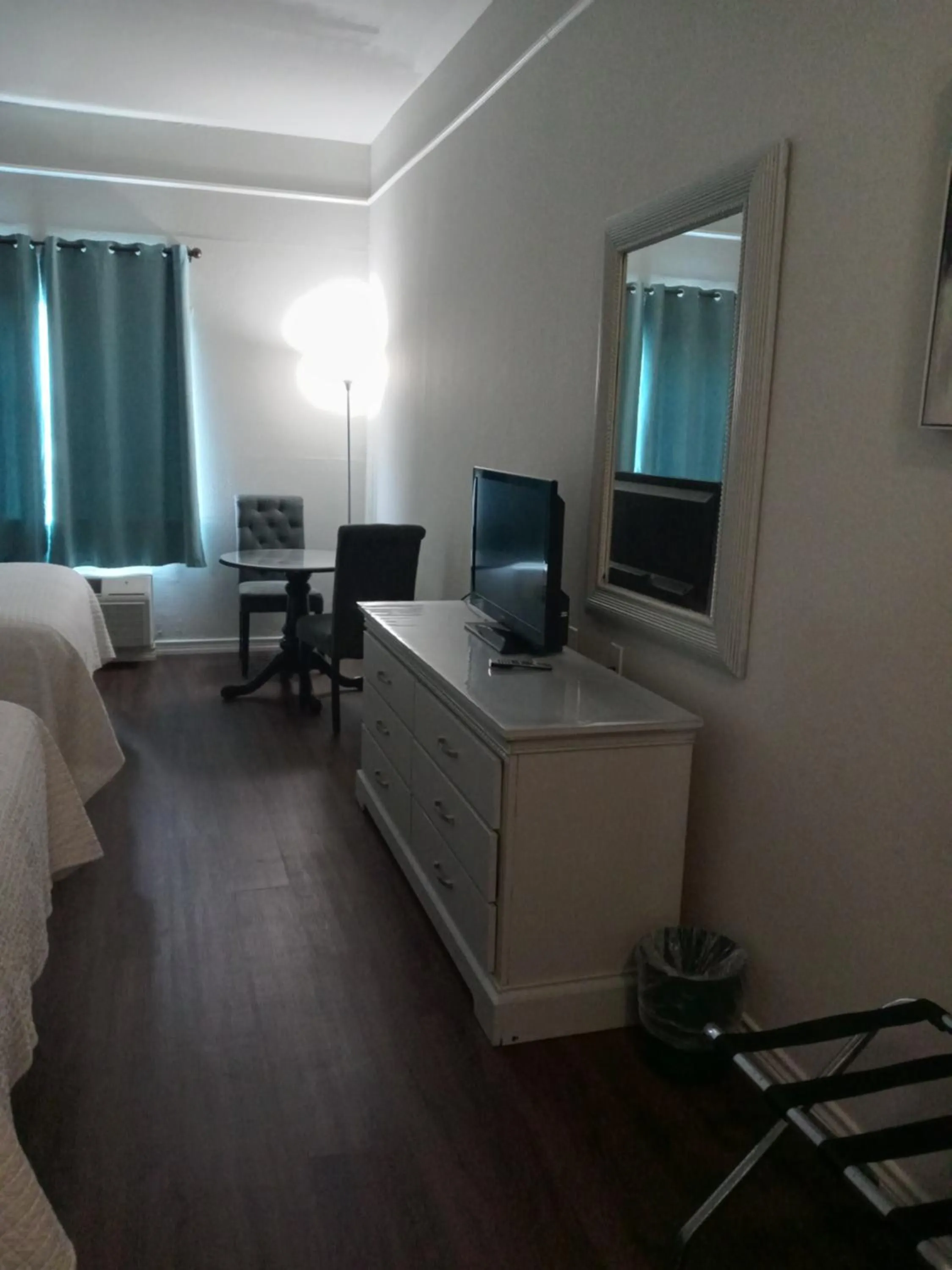 TV and multimedia, Bed in Deluxe Inn & Suites