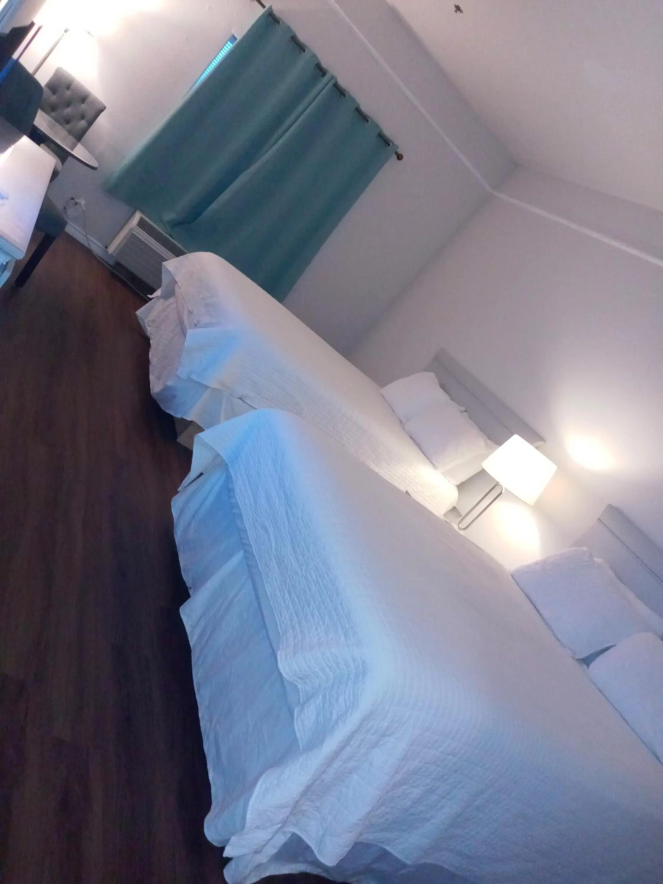 Bedroom, Bed in Deluxe Inn & Suites