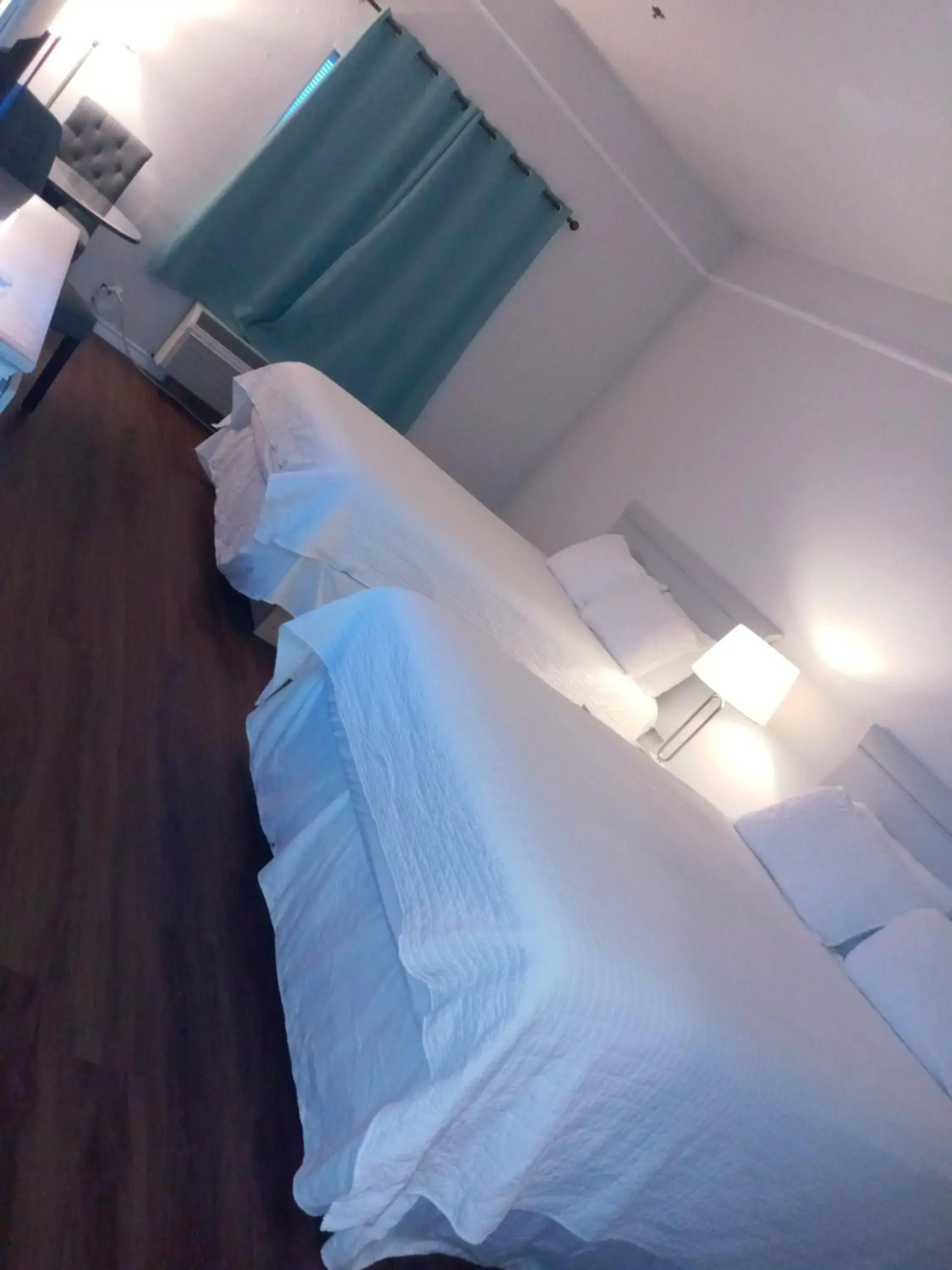 Deluxe Double Room in Deluxe Inn & Suites Deluxe Double Room in Deluxe Inn & Suites