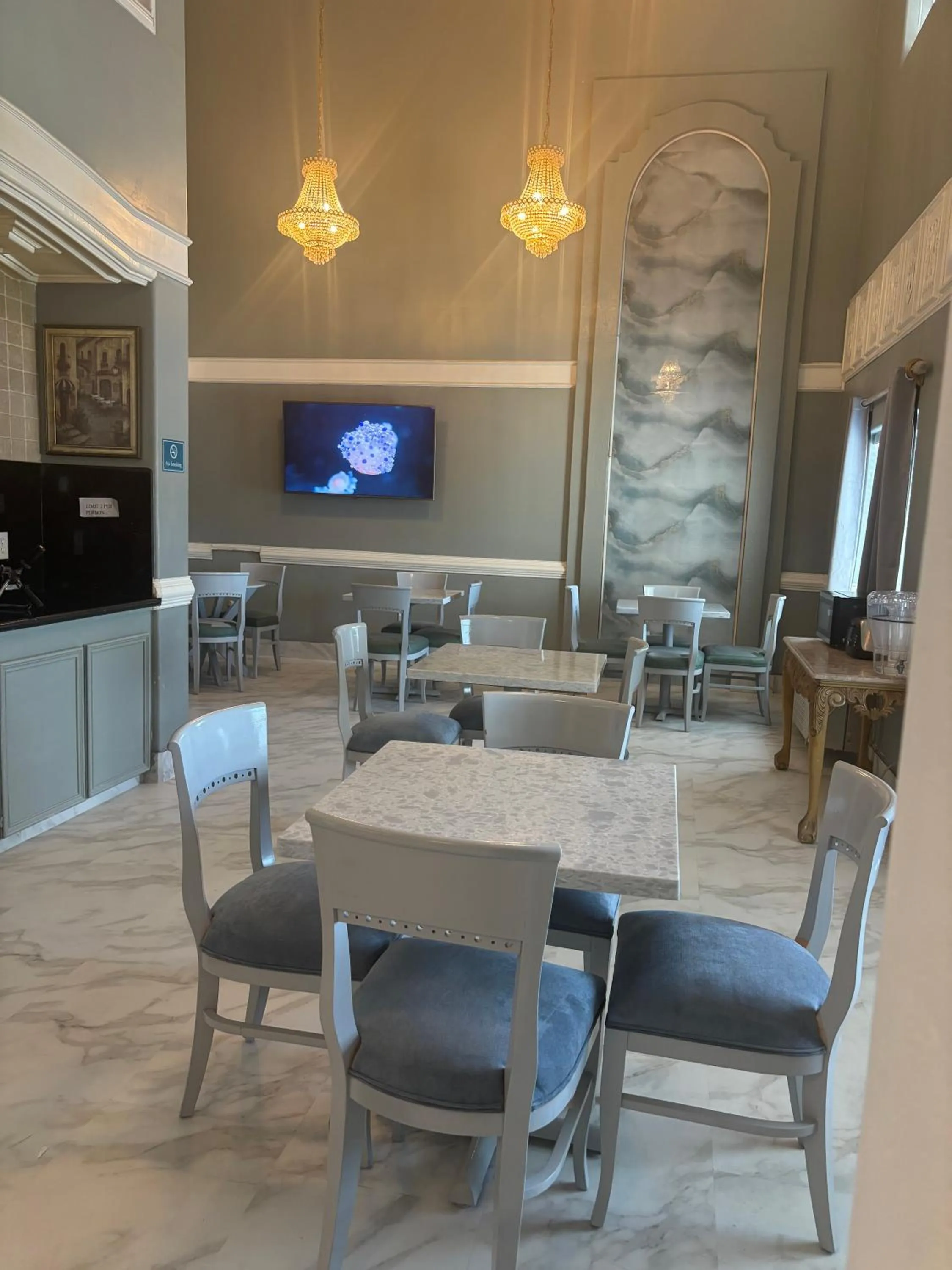 Dining area in Deluxe Inn & Suites