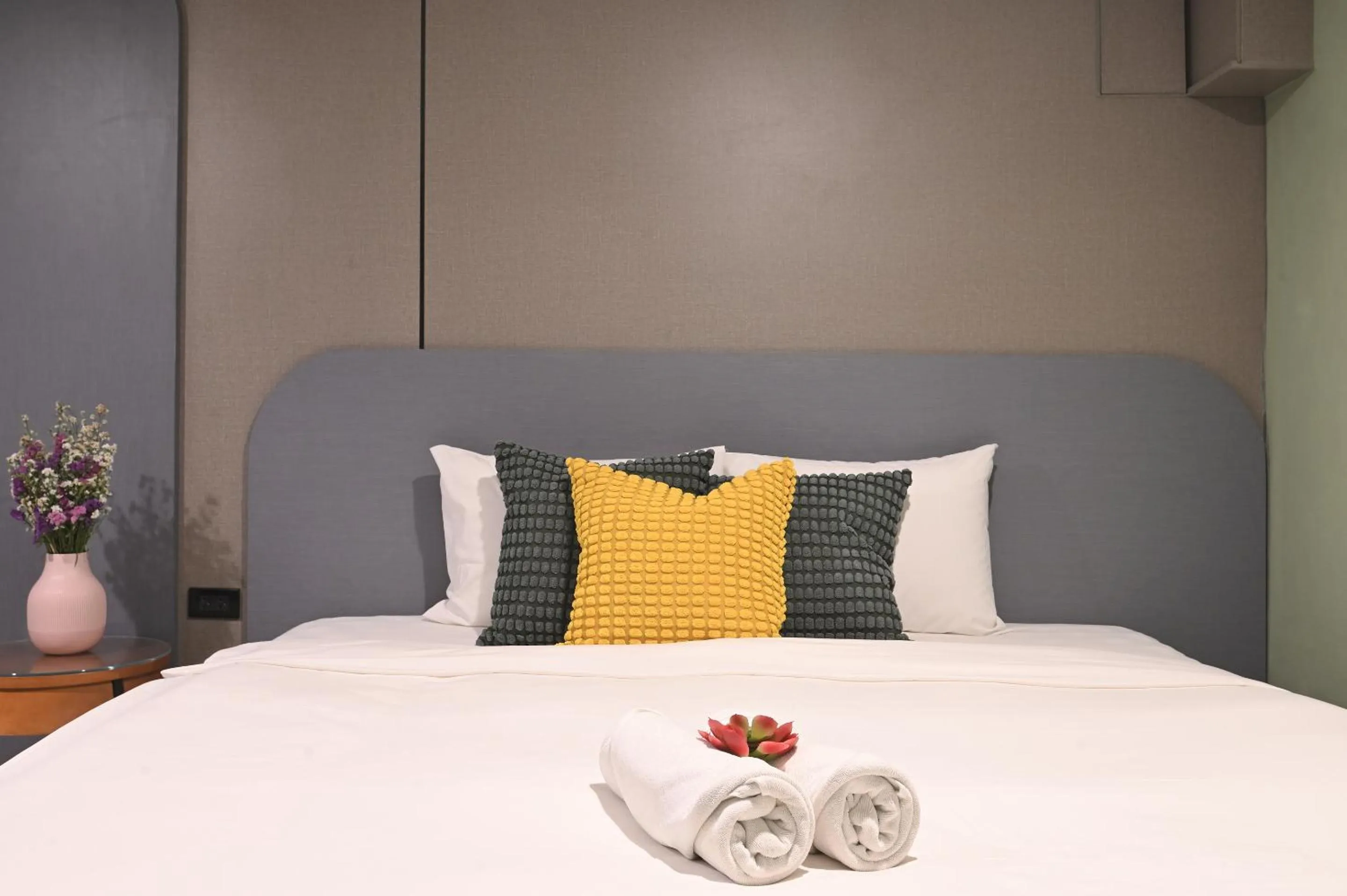 Bedroom, Bed in Floton Bangkok Hotel