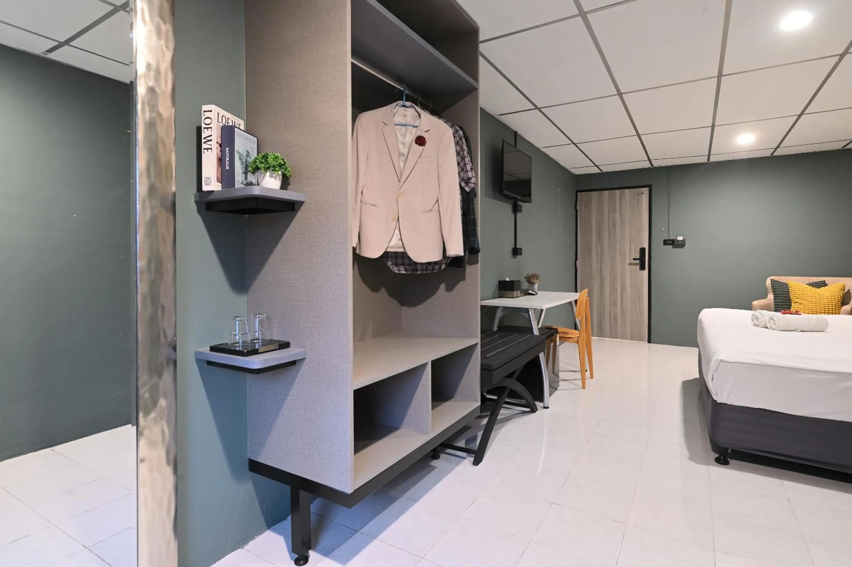 wardrobe, Bed in Floton Bangkok Hotel