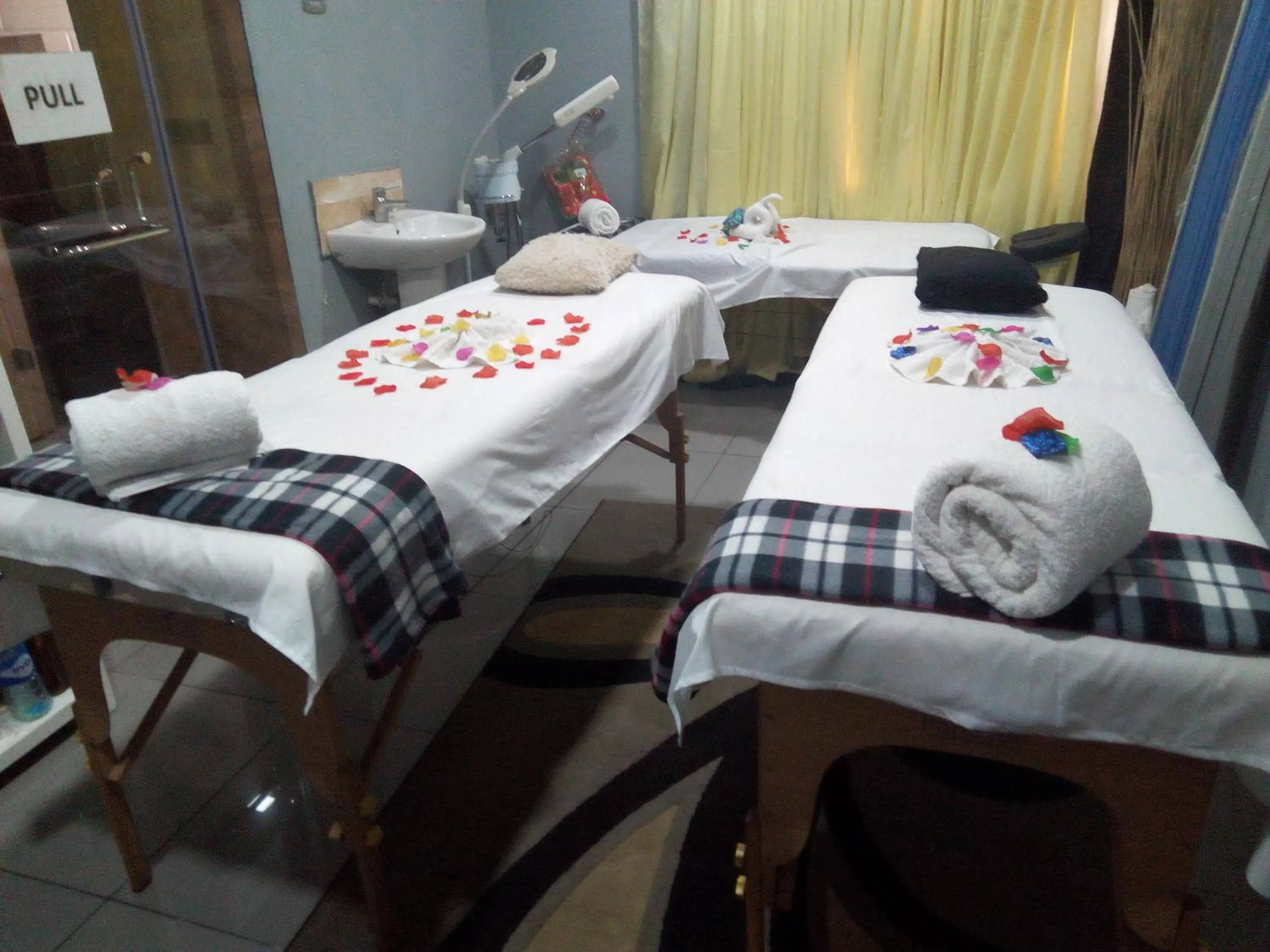 Massage, Bed in GolfView Suites & Conference Center
