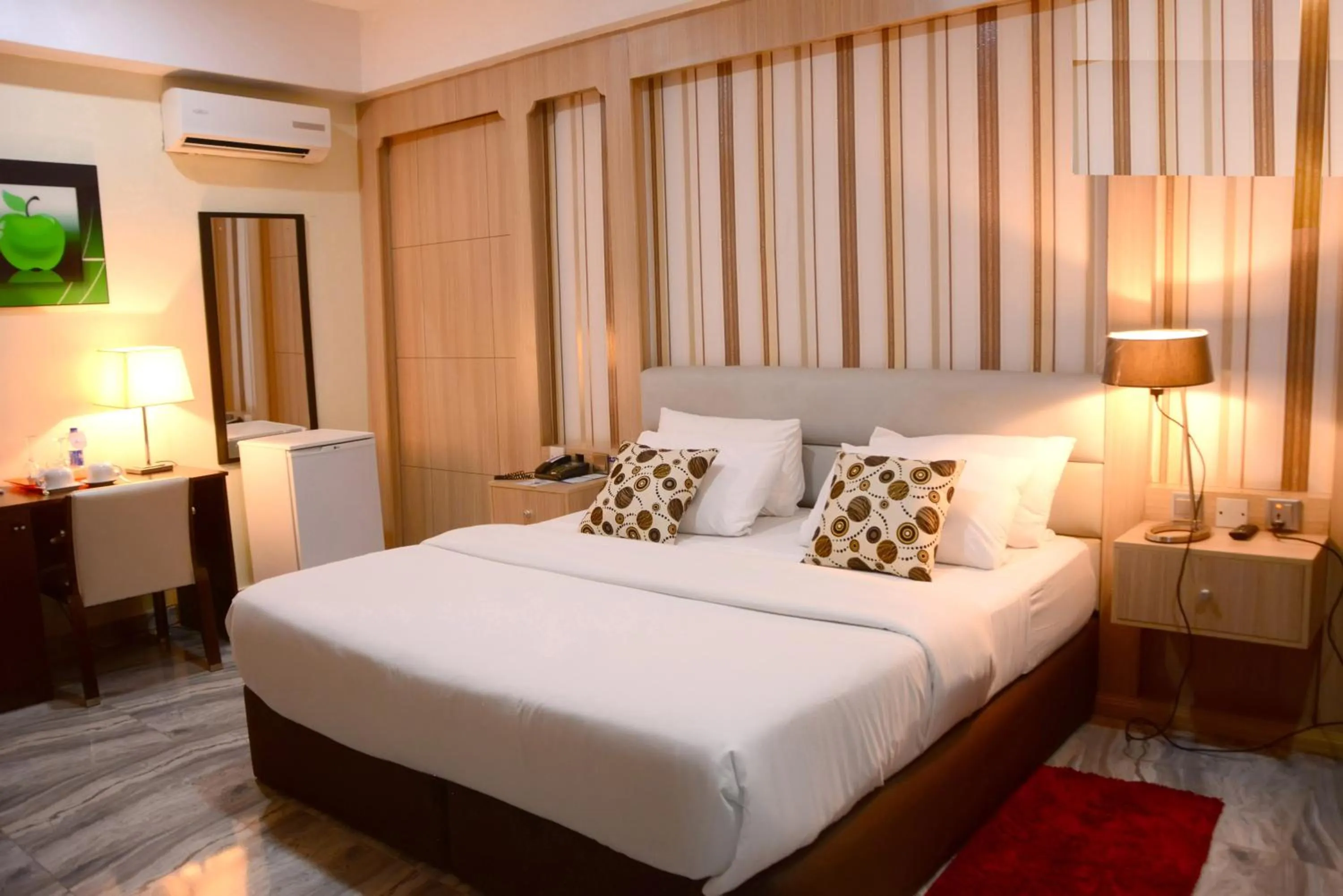 Bed in GolfView Suites & Conference Center