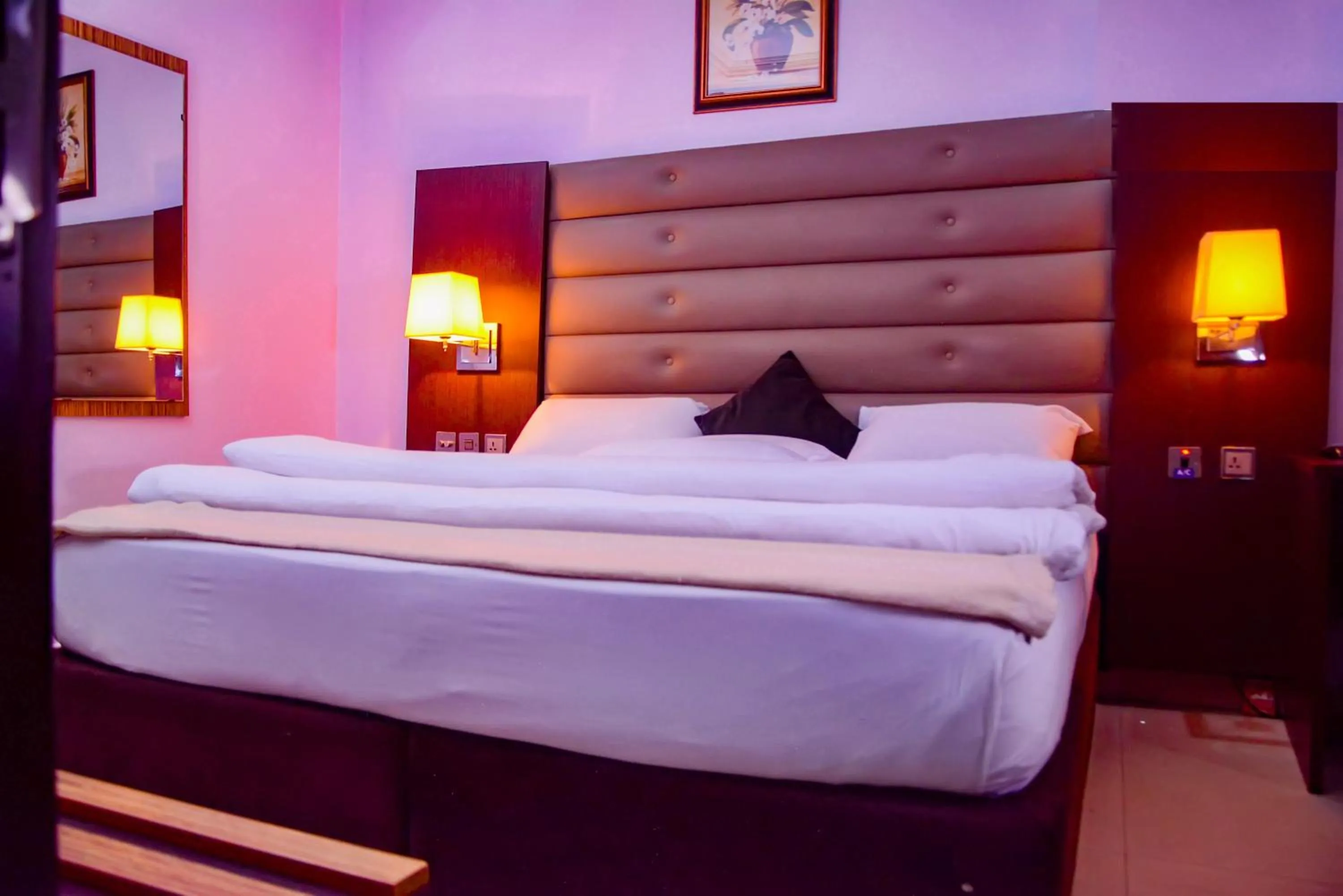 Bed in GolfView Suites & Conference Center