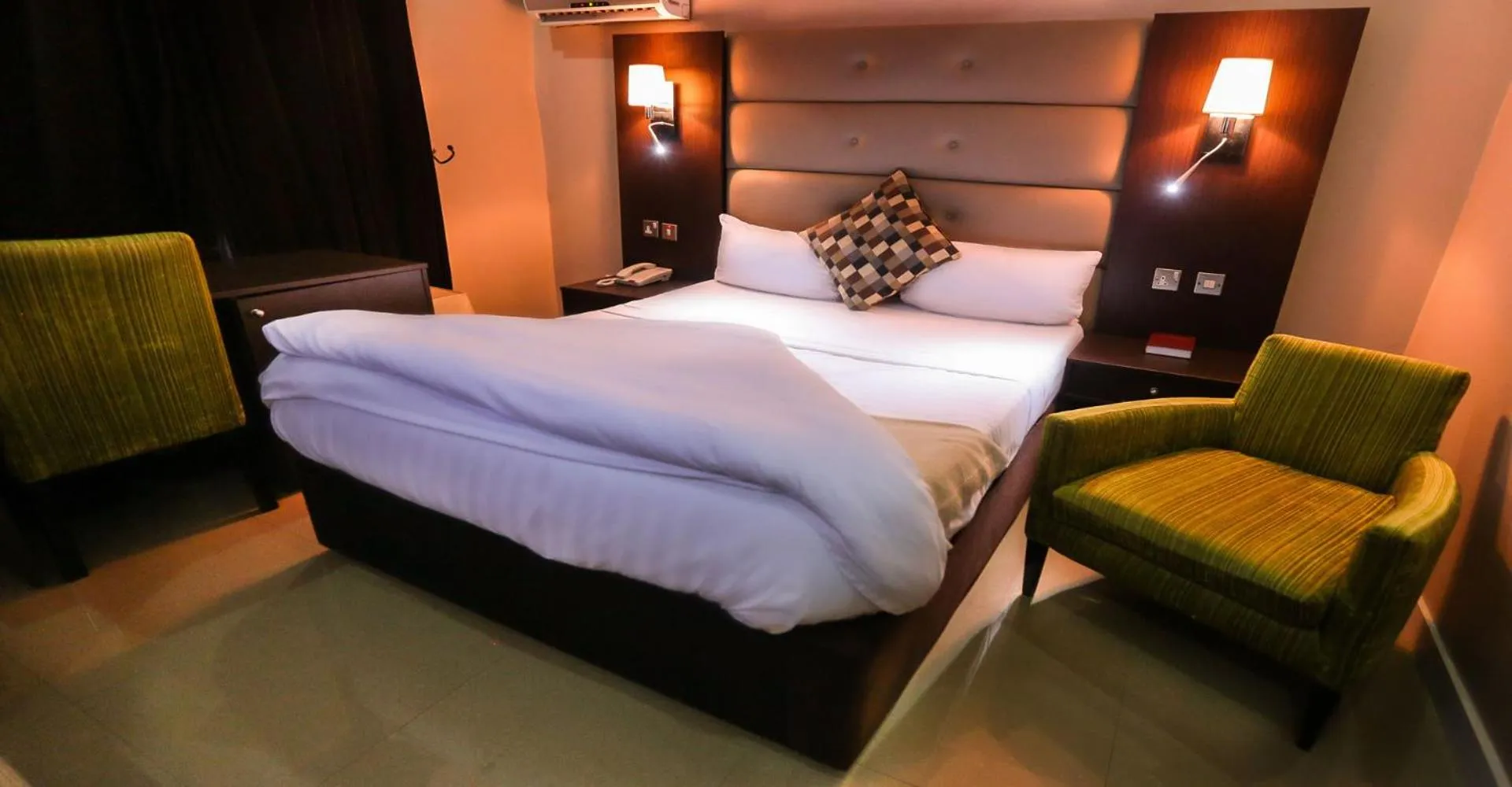 Bed in GolfView Suites & Conference Center