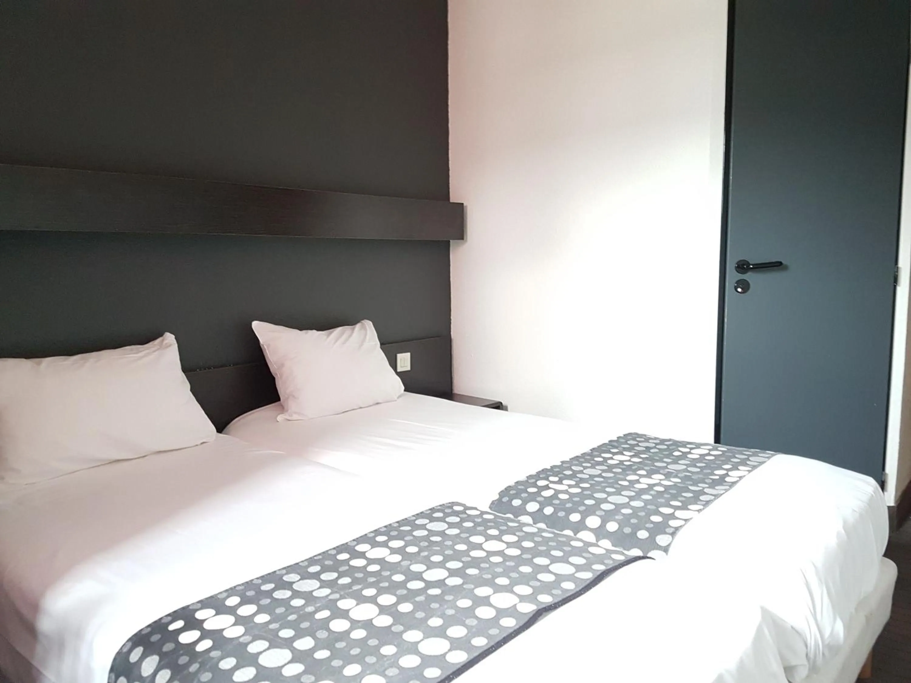 Bed in Brit Hotel Baillet-en-France