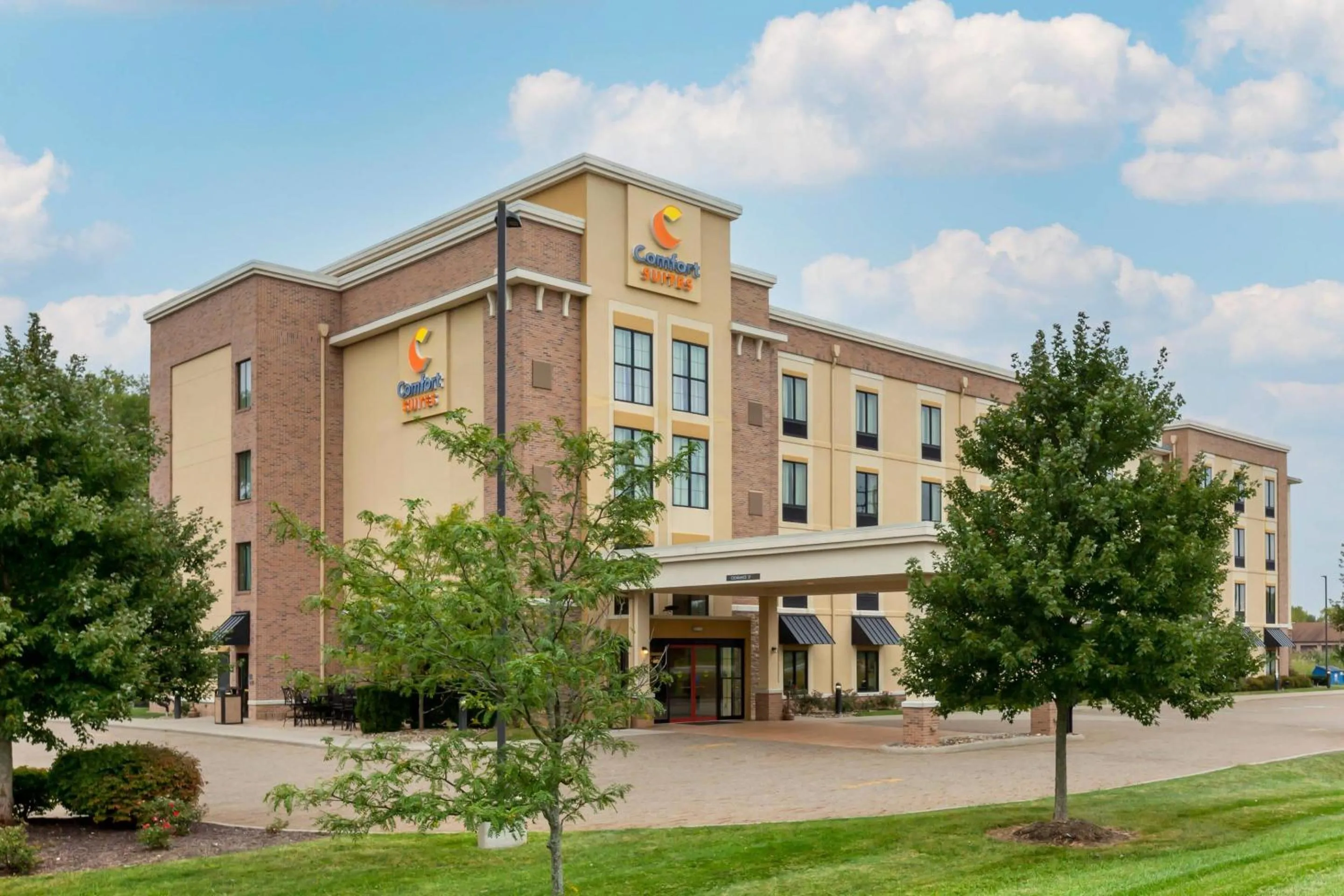 Property building in Comfort Suites Hartville-North Canton