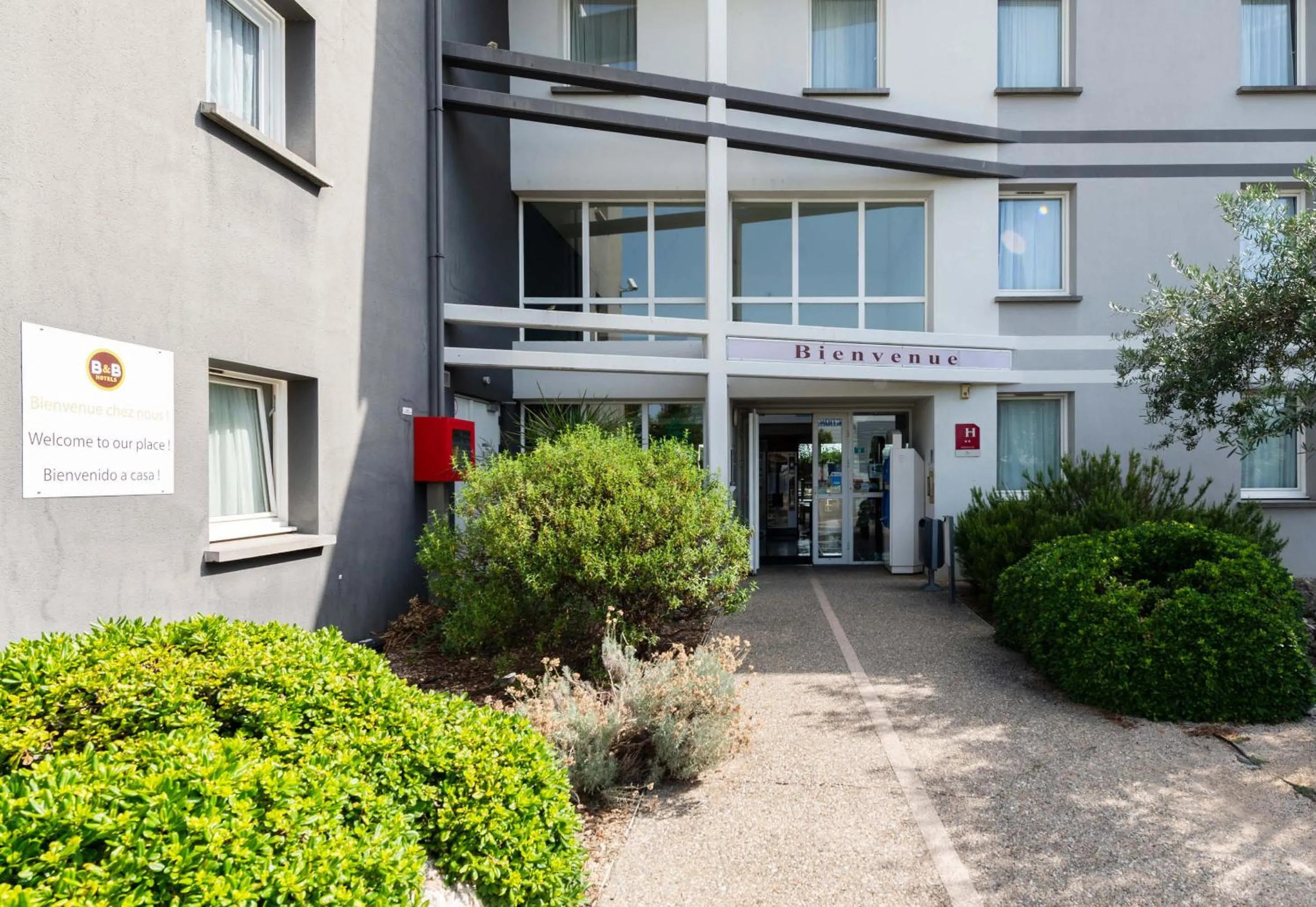 Facade/entrance in B&B HOTEL Montauban