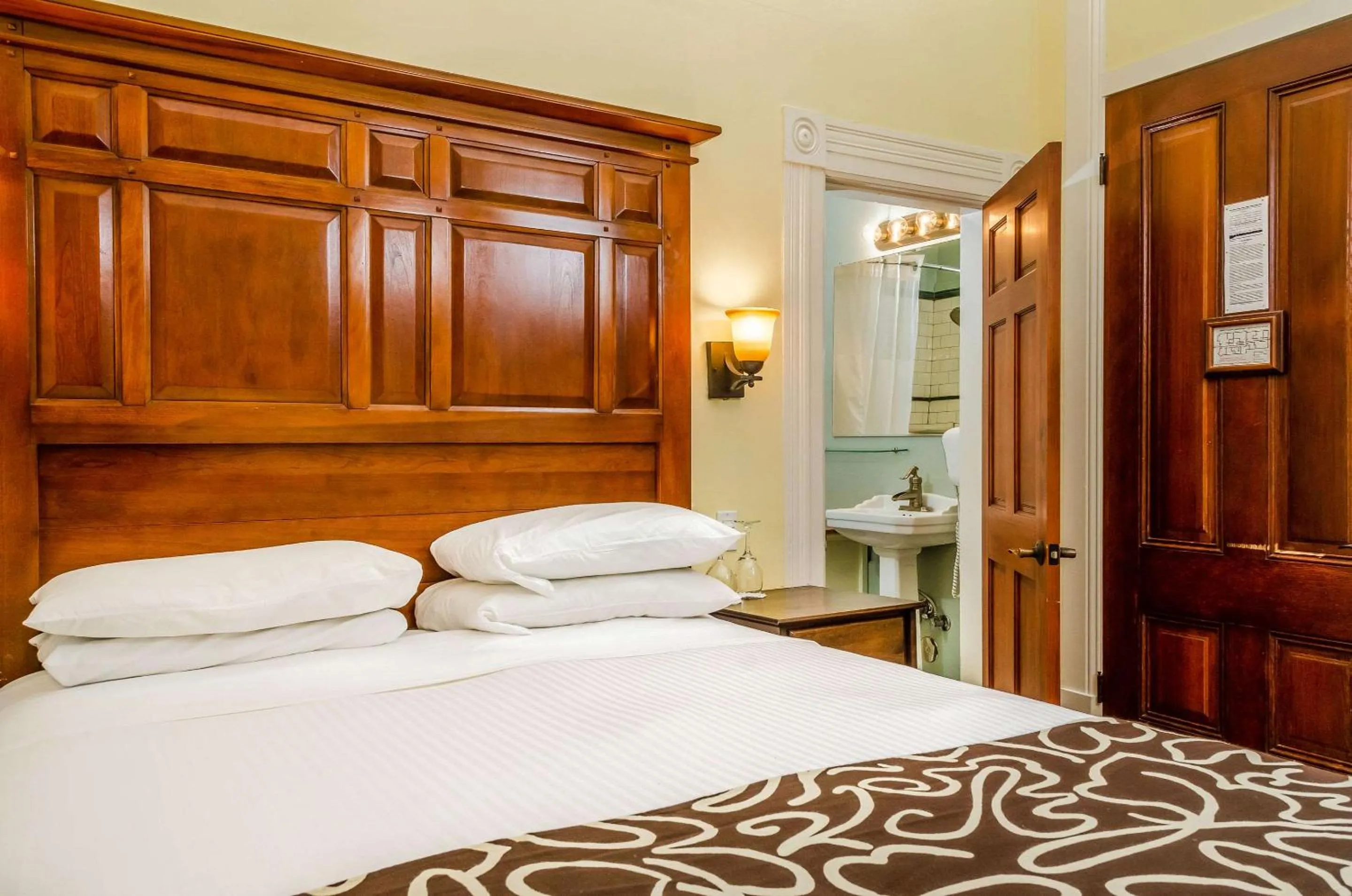 Bedroom, Bed in Hotel Napa Valley, an Ascend Collection Hotel