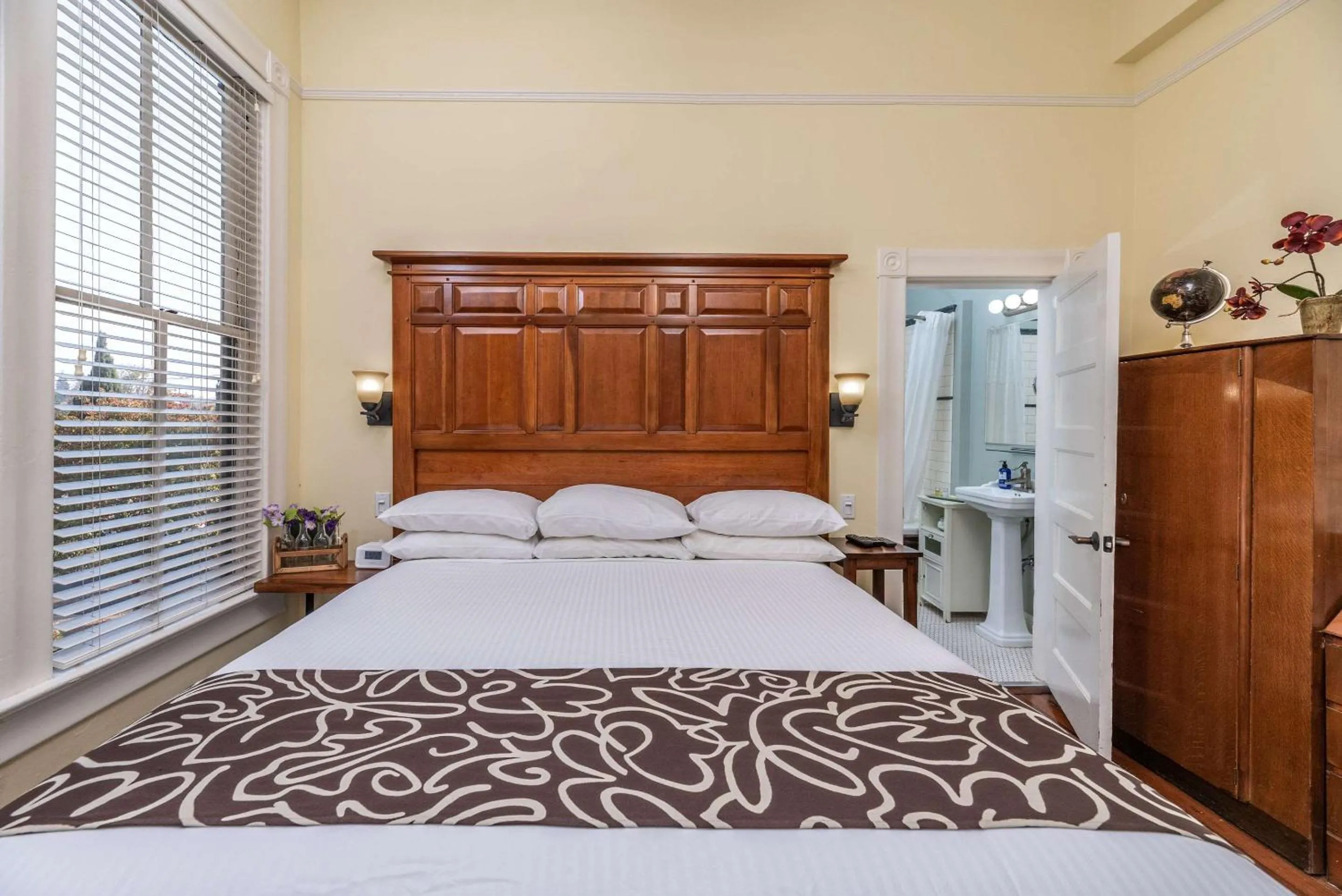 Bedroom, Bed in Hotel Napa Valley, an Ascend Collection Hotel