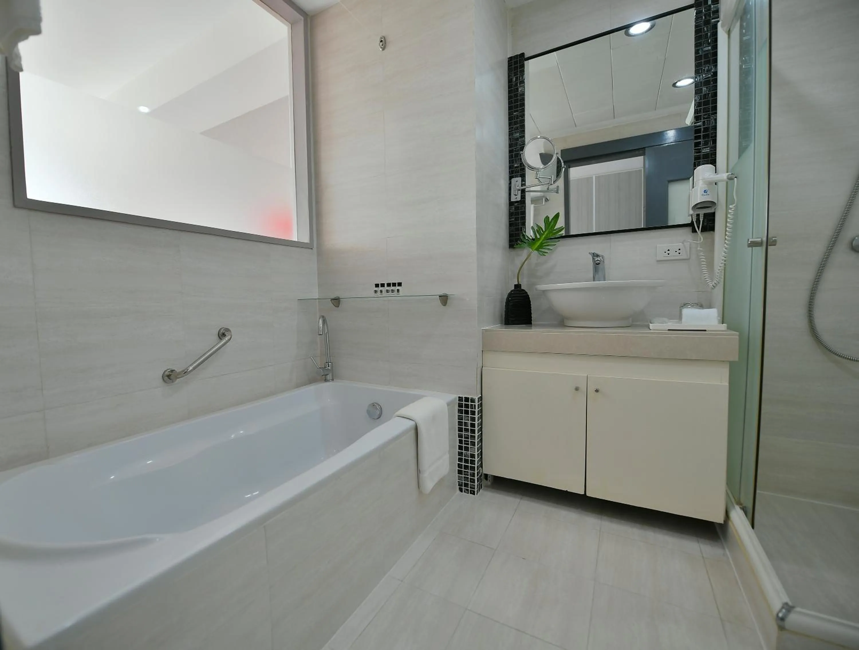 Shower in Paseo Premiere Hotel