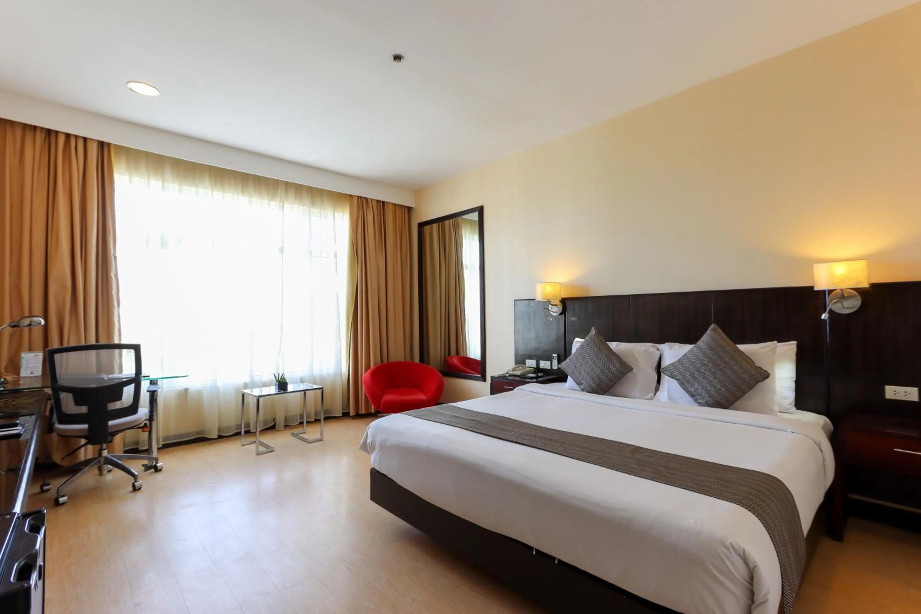 Photo of the whole room, Bed in Paseo Premiere Hotel