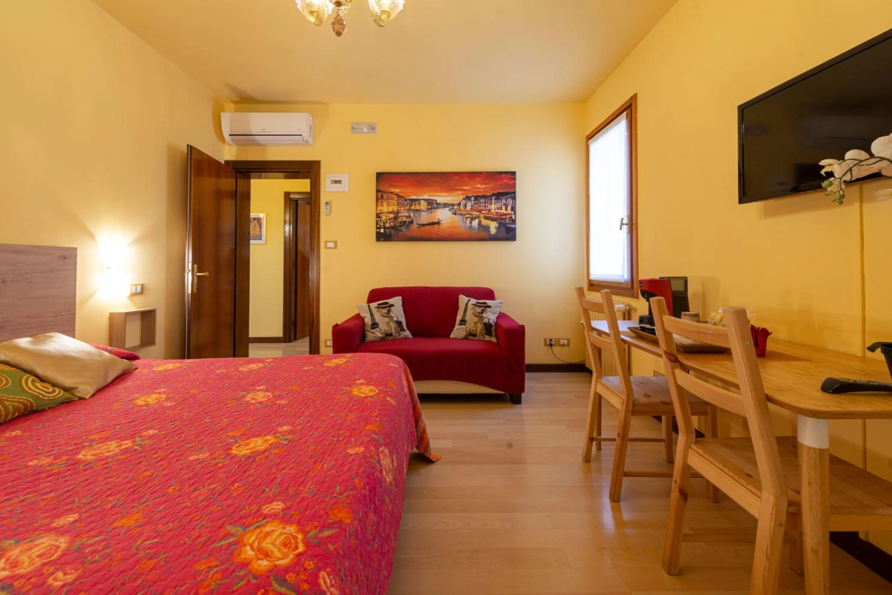 Photo of the whole room, Bed in B&B Da Nina Venice