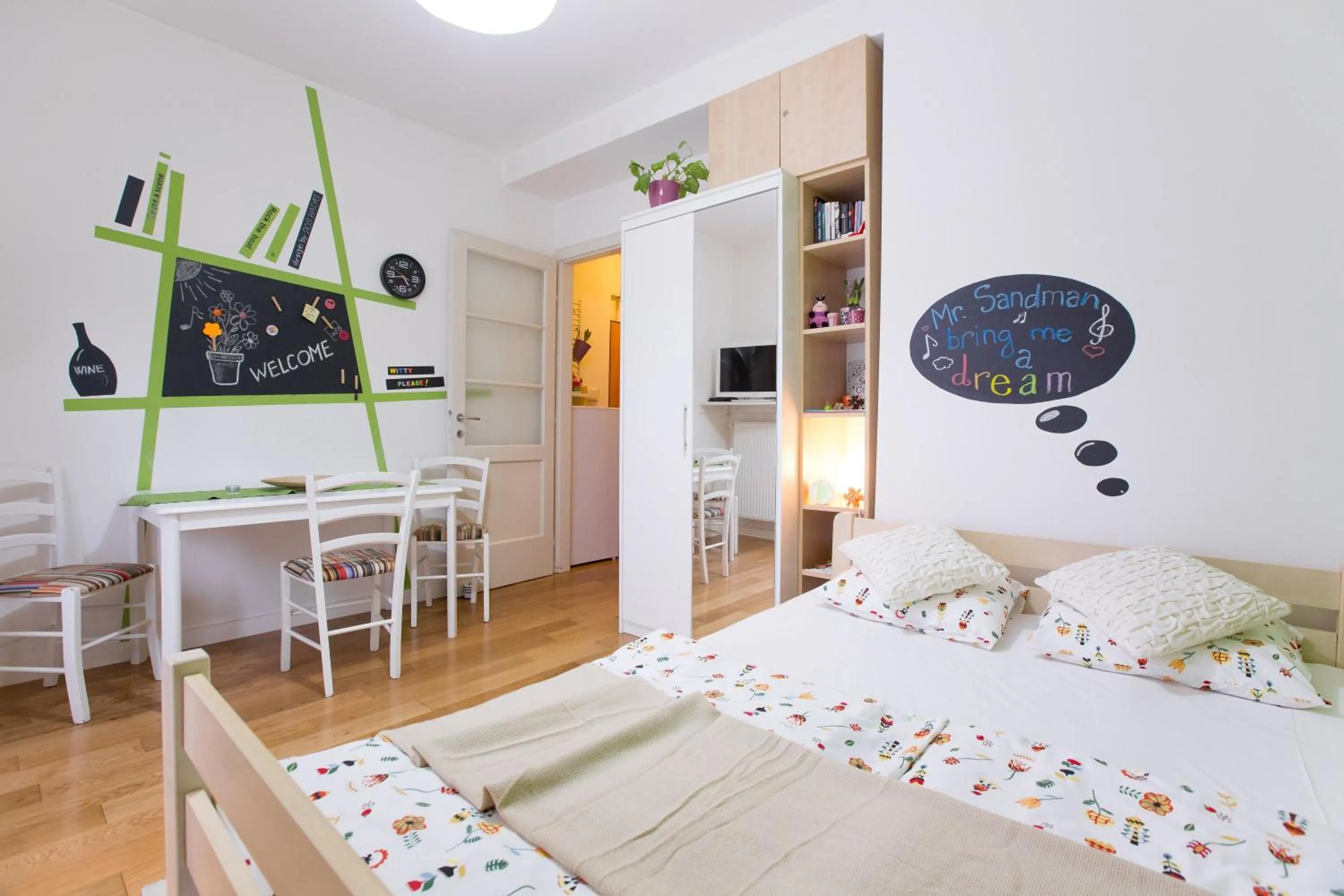 Living room, Bed in Apartment Witty Please