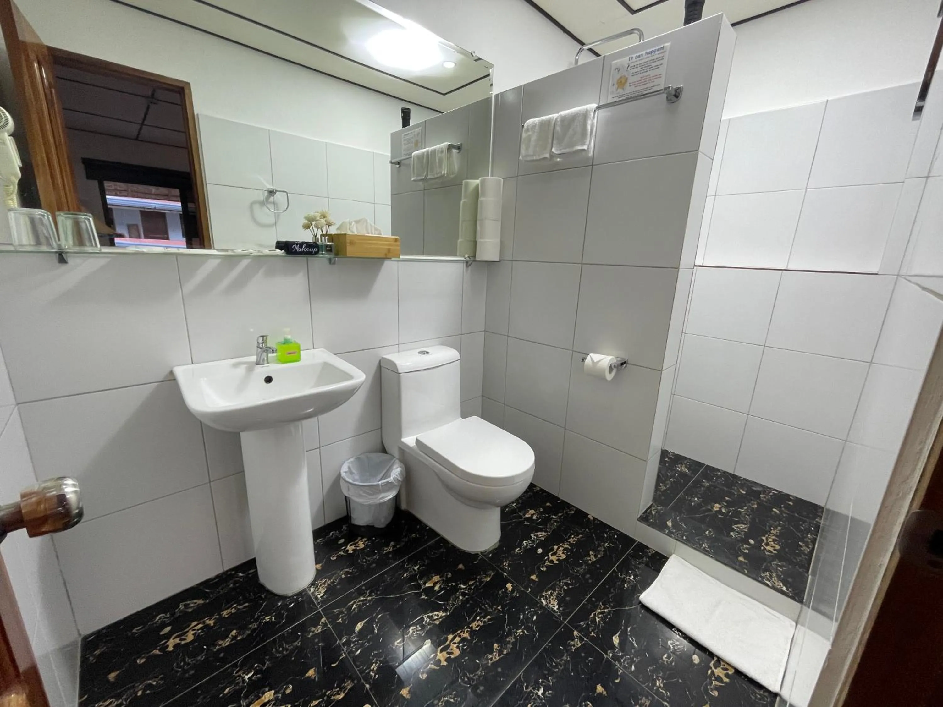 Toilet in Parrot Resort Moalboal