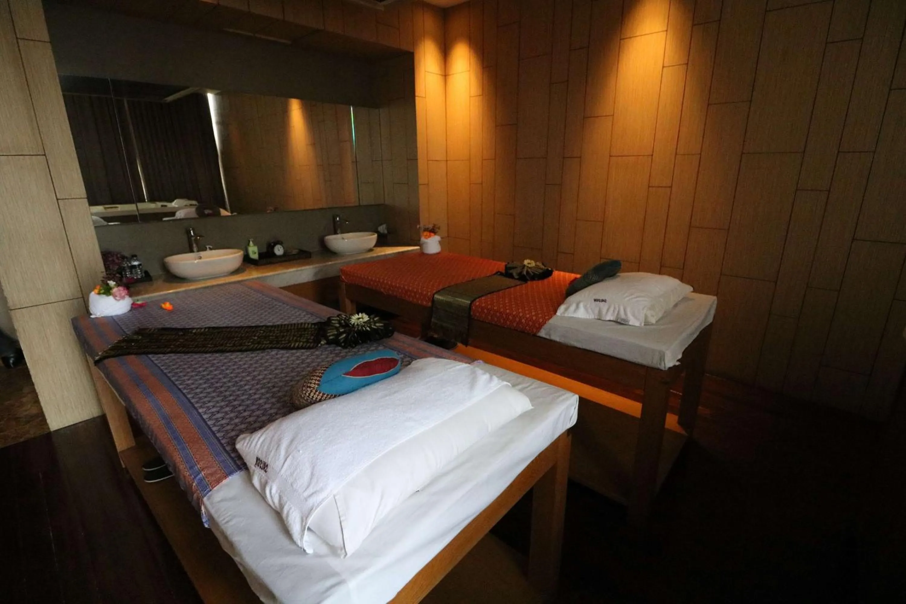 Spa and wellness centre/facilities, Bed in Radisson Blu Chattogram Bay View
