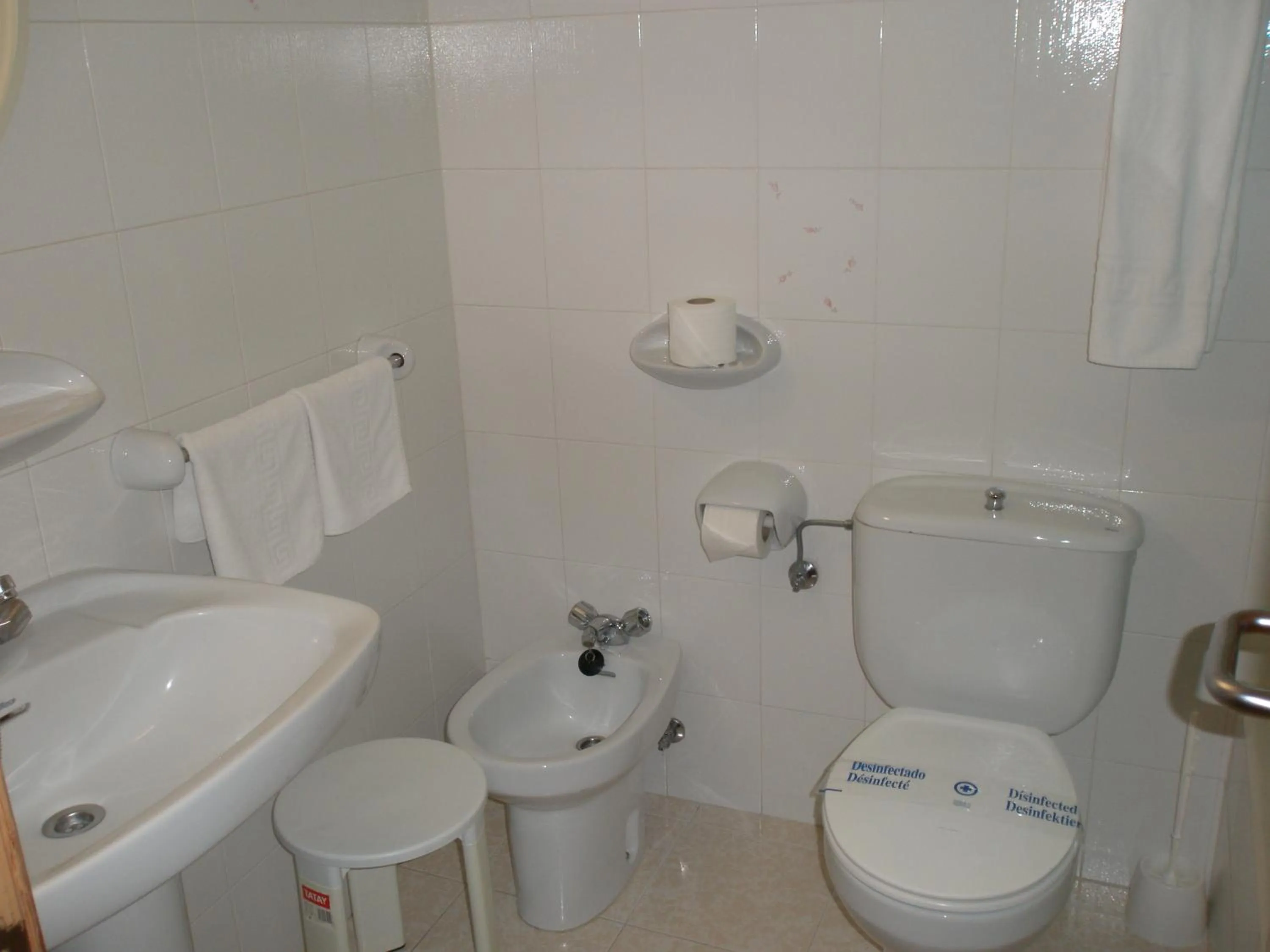 Bathroom in Hotel Mayna