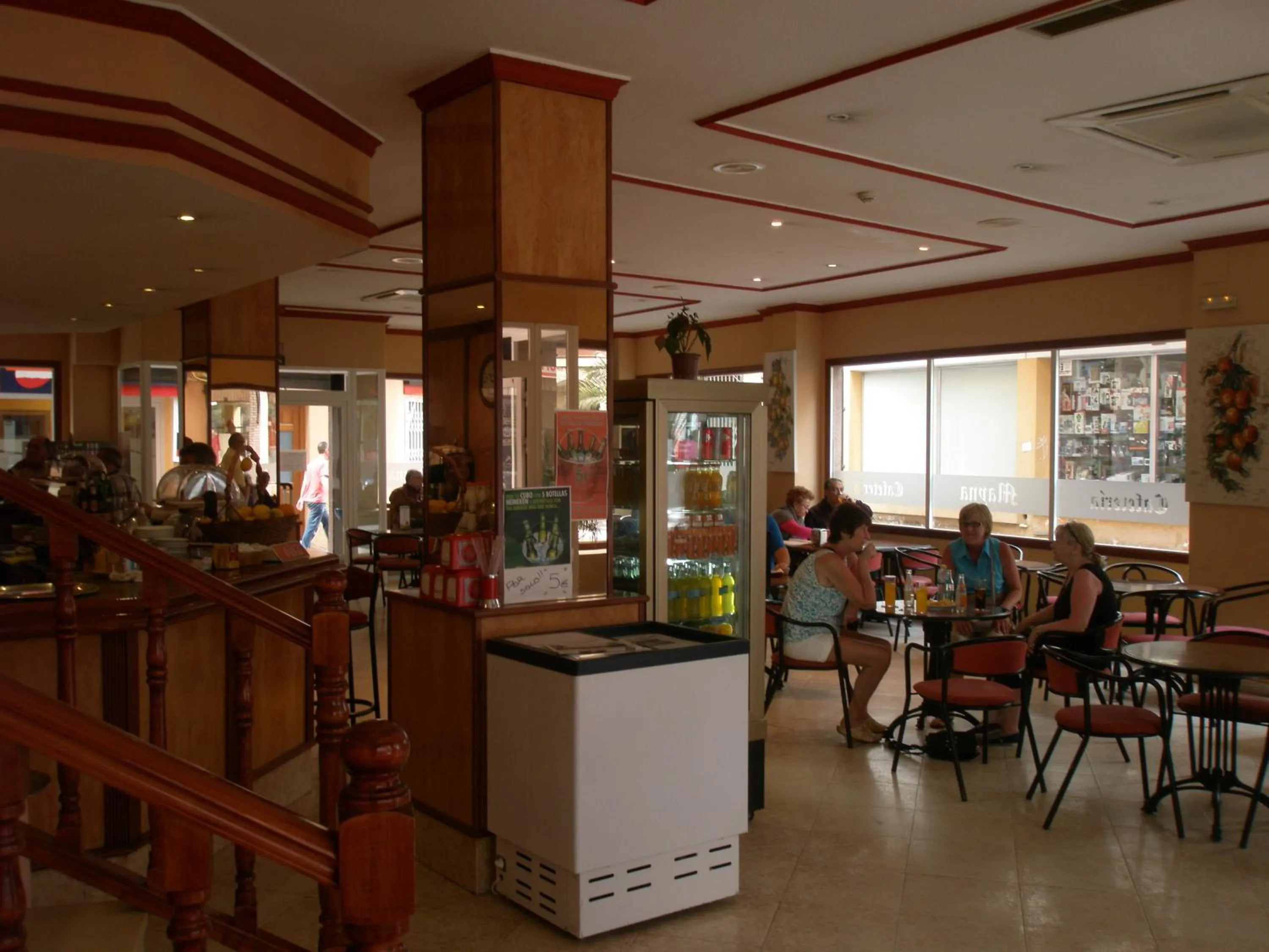 Restaurant/places to eat in Hotel Mayna